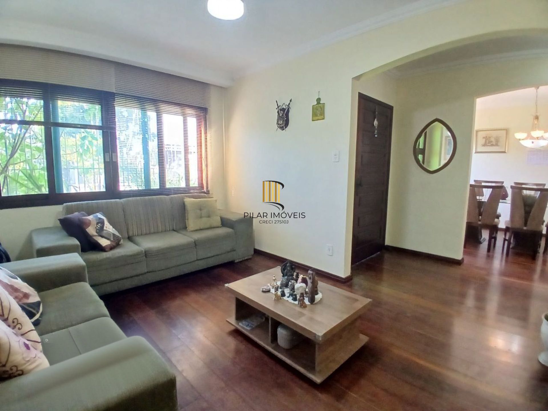 Casa com 3 dormitótrios, piscina e 2 vagas de garagem em Canoas.