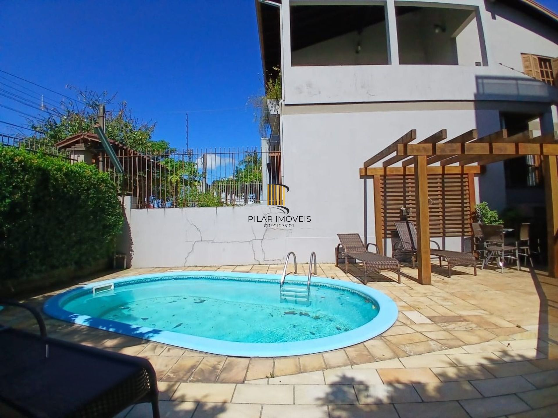 Cobertura com 4 quartos, 1 suíte, 4 vagas e elevador no bairro Igara Canoas.