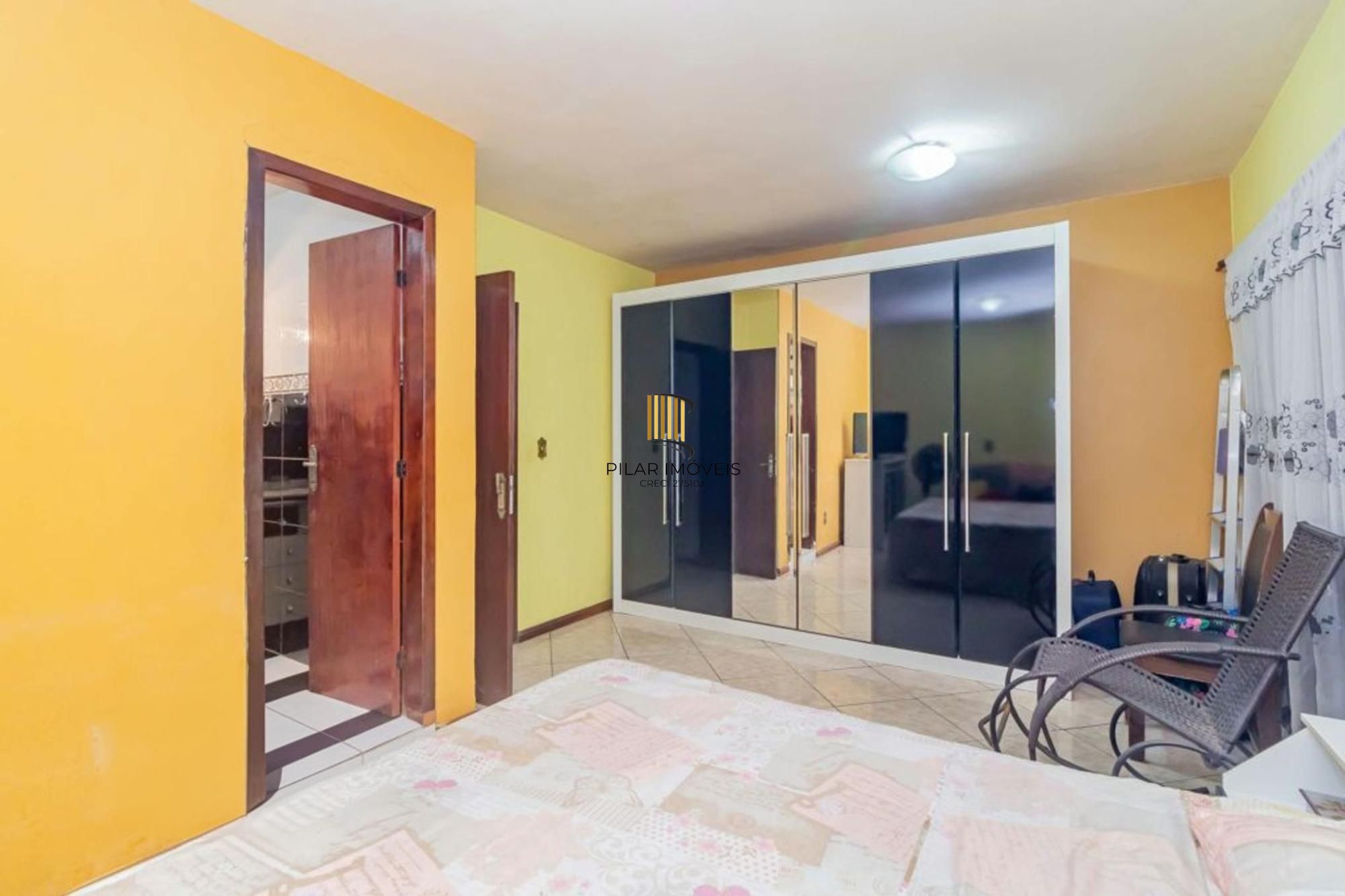 Casa com 4 quartos, 1 suíte , vaga de garagem e churrasqueira à venda em Sarandi.