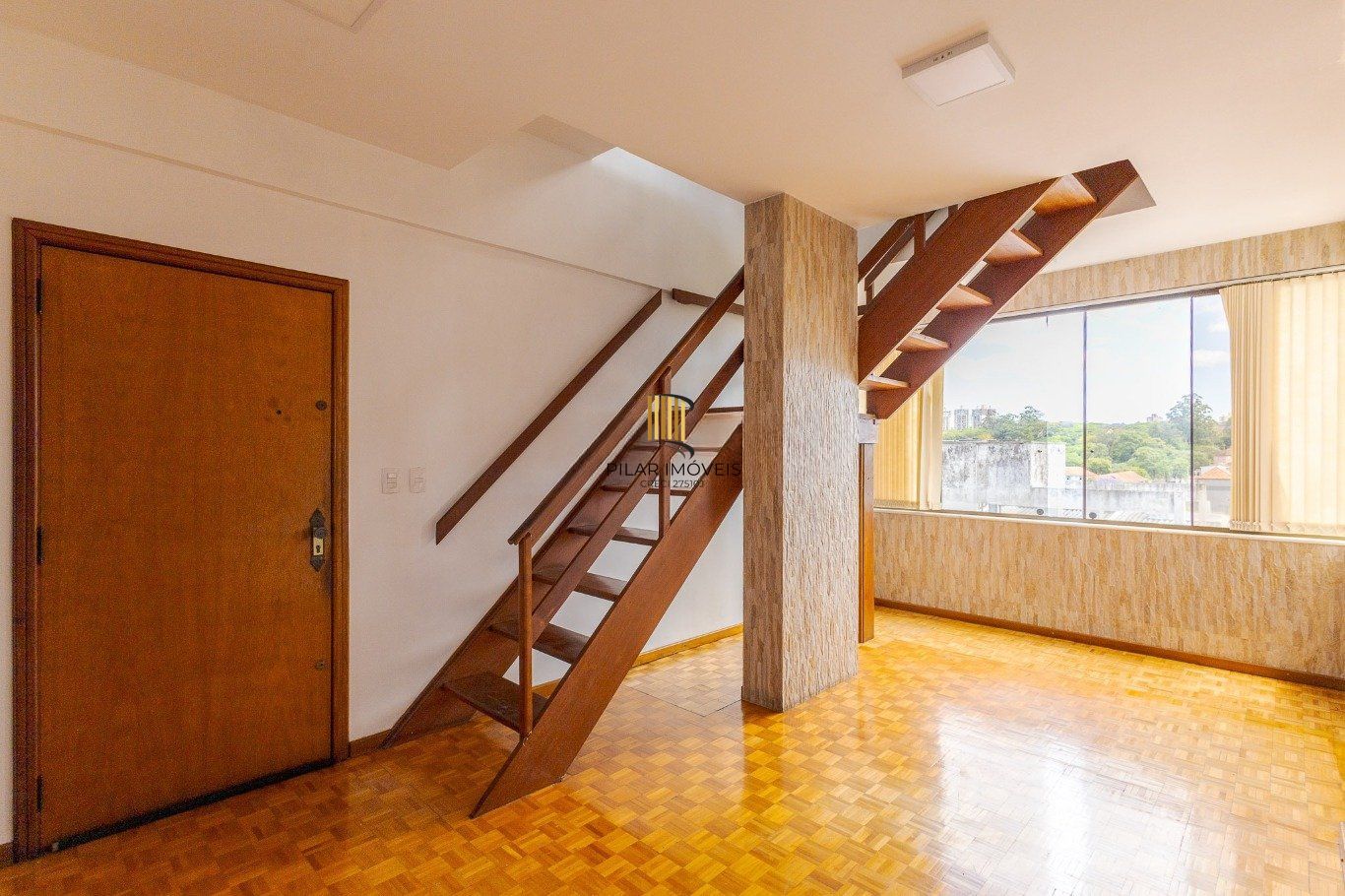 Cobertura com 4 quartos, 1 suíte e 2 vagas no bairro Passo da Areia.