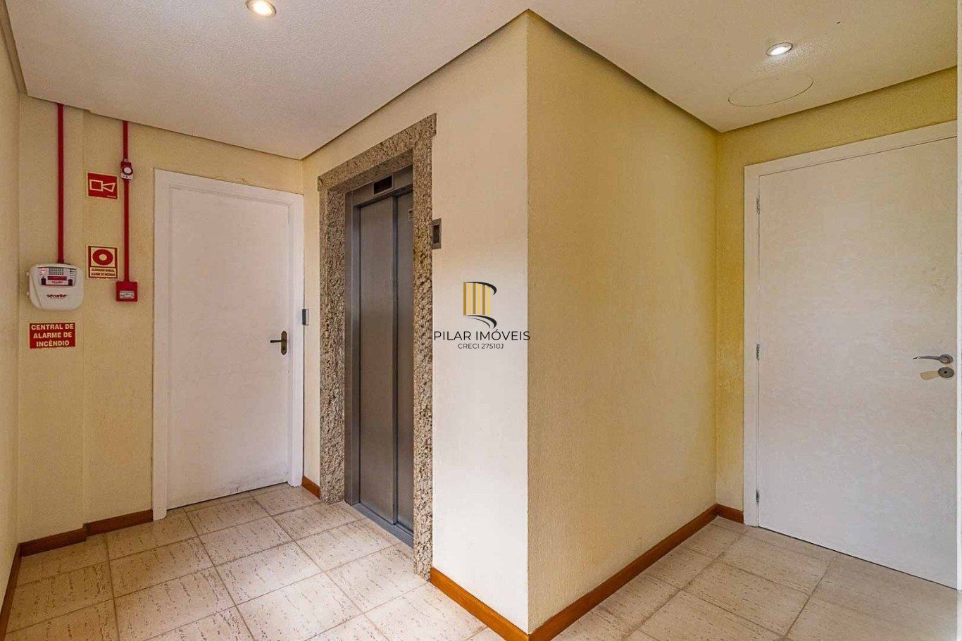 Apartamento semi mobiliado de 2 quartos,elevador,2 vagas no bairro Auxiliadora.