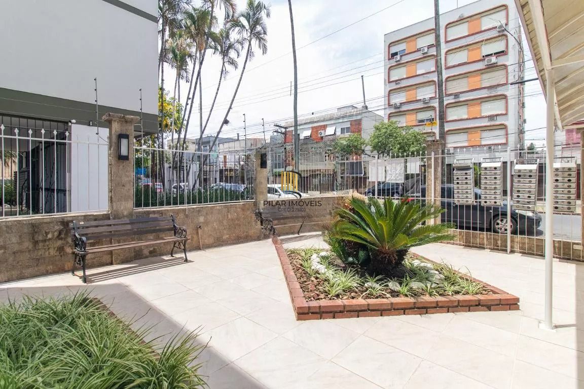 Apartamento com 2 quartos, portaria 24 horas no bairro Menino Deus.