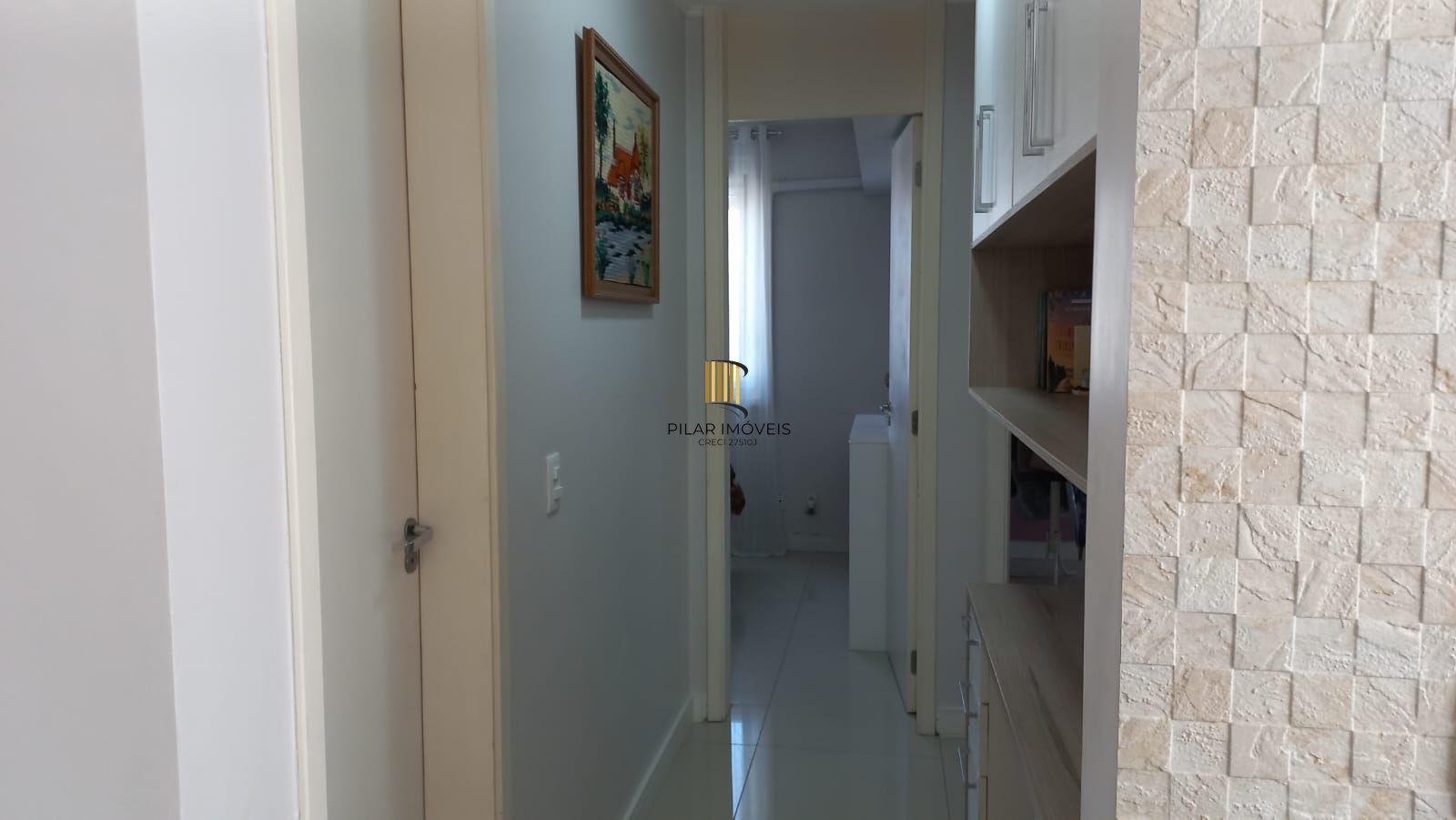 Apartamento com sacada, todo mobiliado de 3 dormitórios com suíte e 2 vagas de garagem.