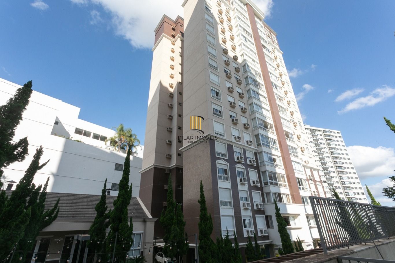Apartamento com 3 quartos(1 suíte) e 2 vagas de garagem no Bairro Petrópolis
