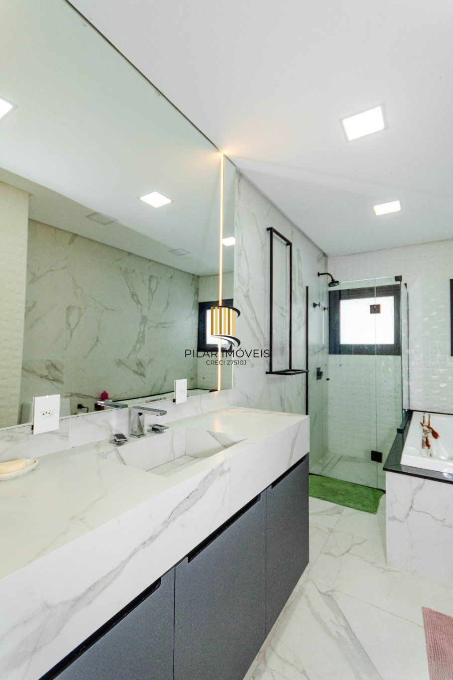 Casa com 4 quartos e 4 vagas  em Canoas.
