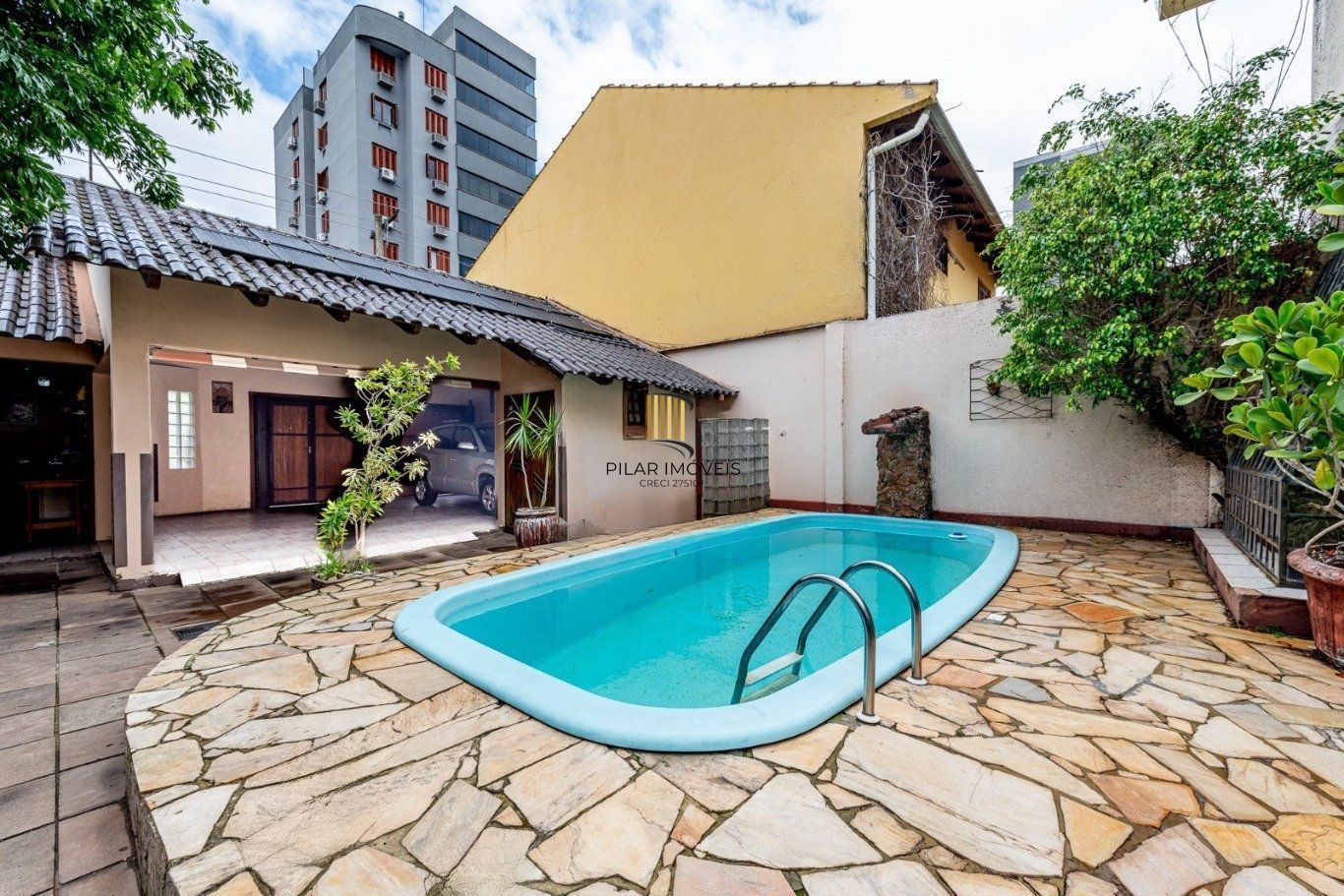 Casa com 3 suítes e 4 vagas no Bairro Boa Vista