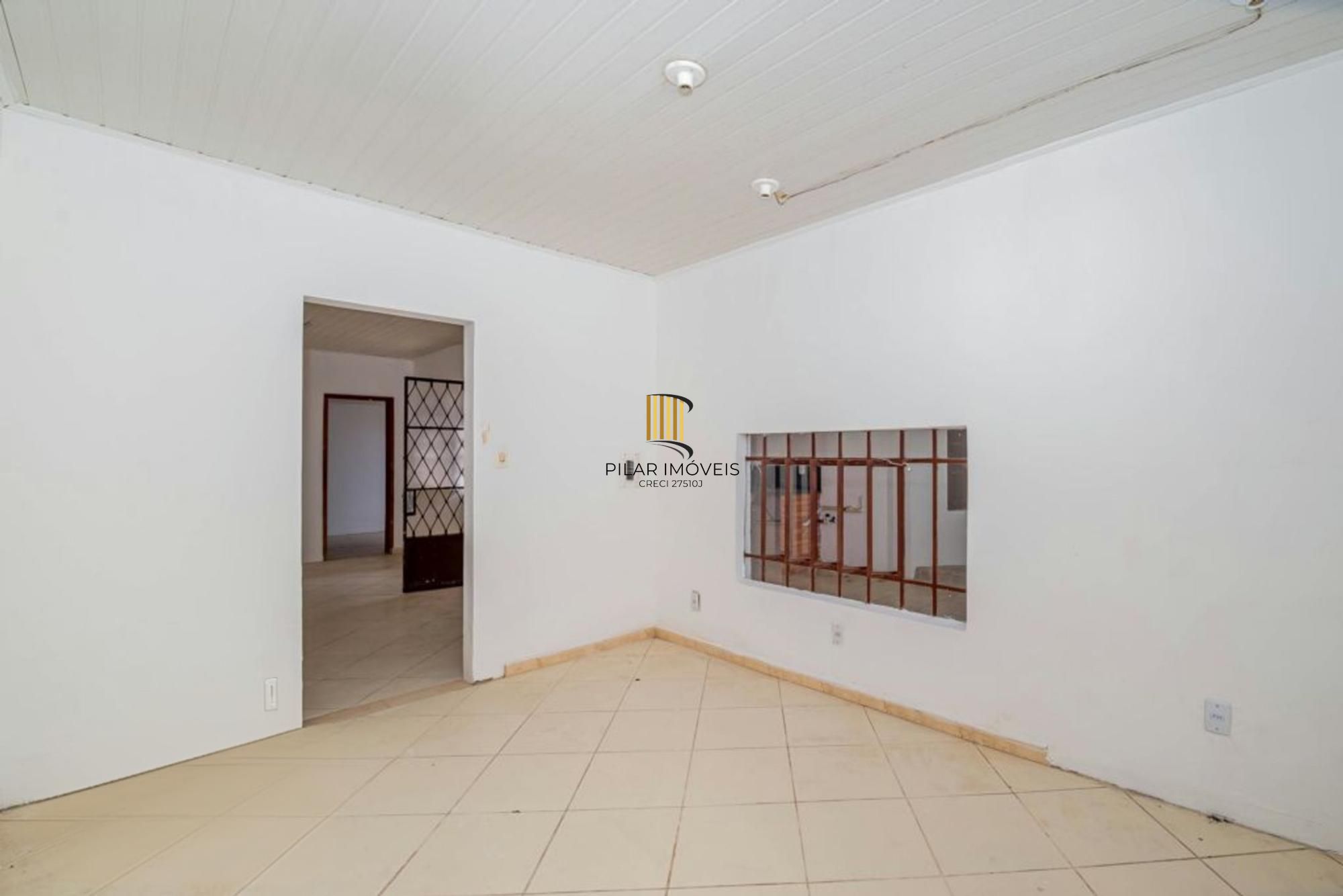 Casa de 2 dormitórios, churrasqueira, pátio, 4 vagas no bairro Ipanema