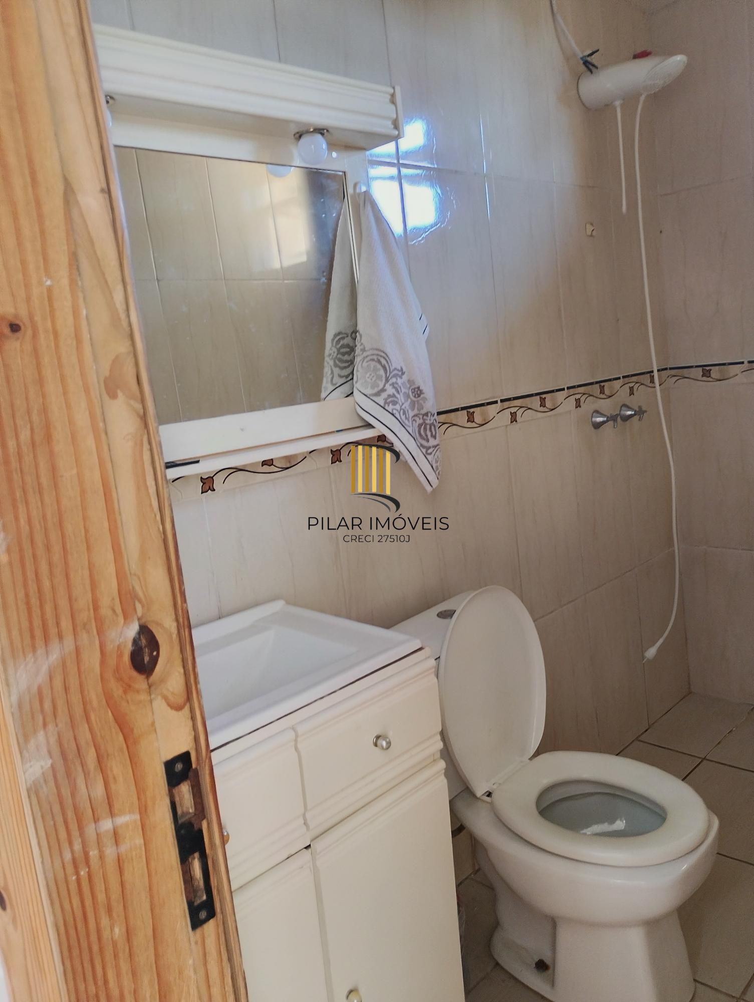 Casa com 3 quartos, 4 vagas de garagem e com pátio no bairro Parque Santa Fé