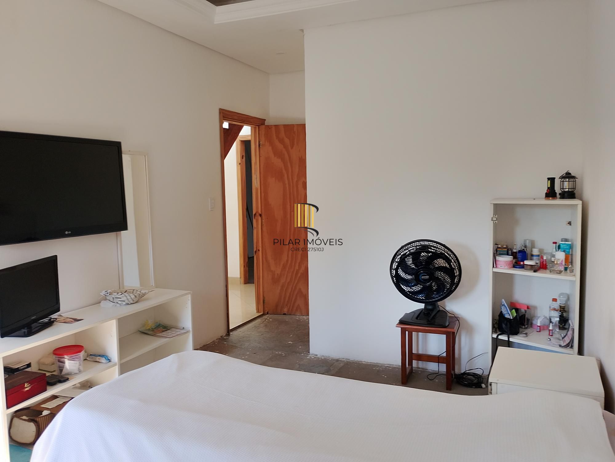 Casa com 3 quartos, 4 vagas de garagem e com pátio no bairro Parque Santa Fé