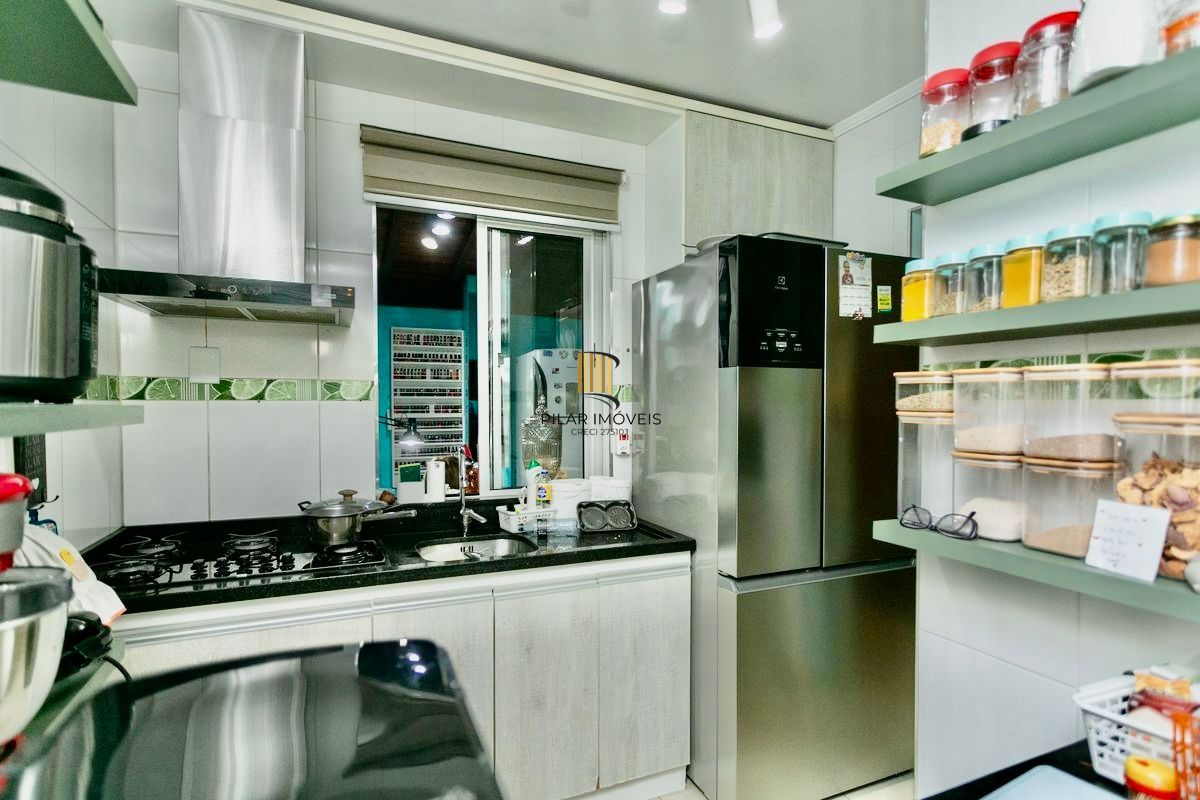 Casa 2 dormitórios 2 vagas cobertas em condomínio com Piscina Porto Alegre