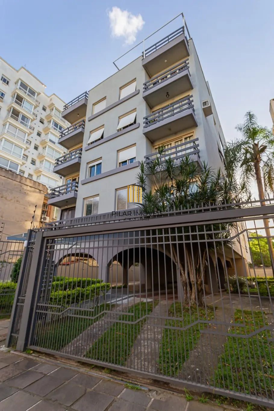 Apartamento com 3 dormitórios e 1 vaga de garagem no bairro Azenha. - Pilar Imóveis