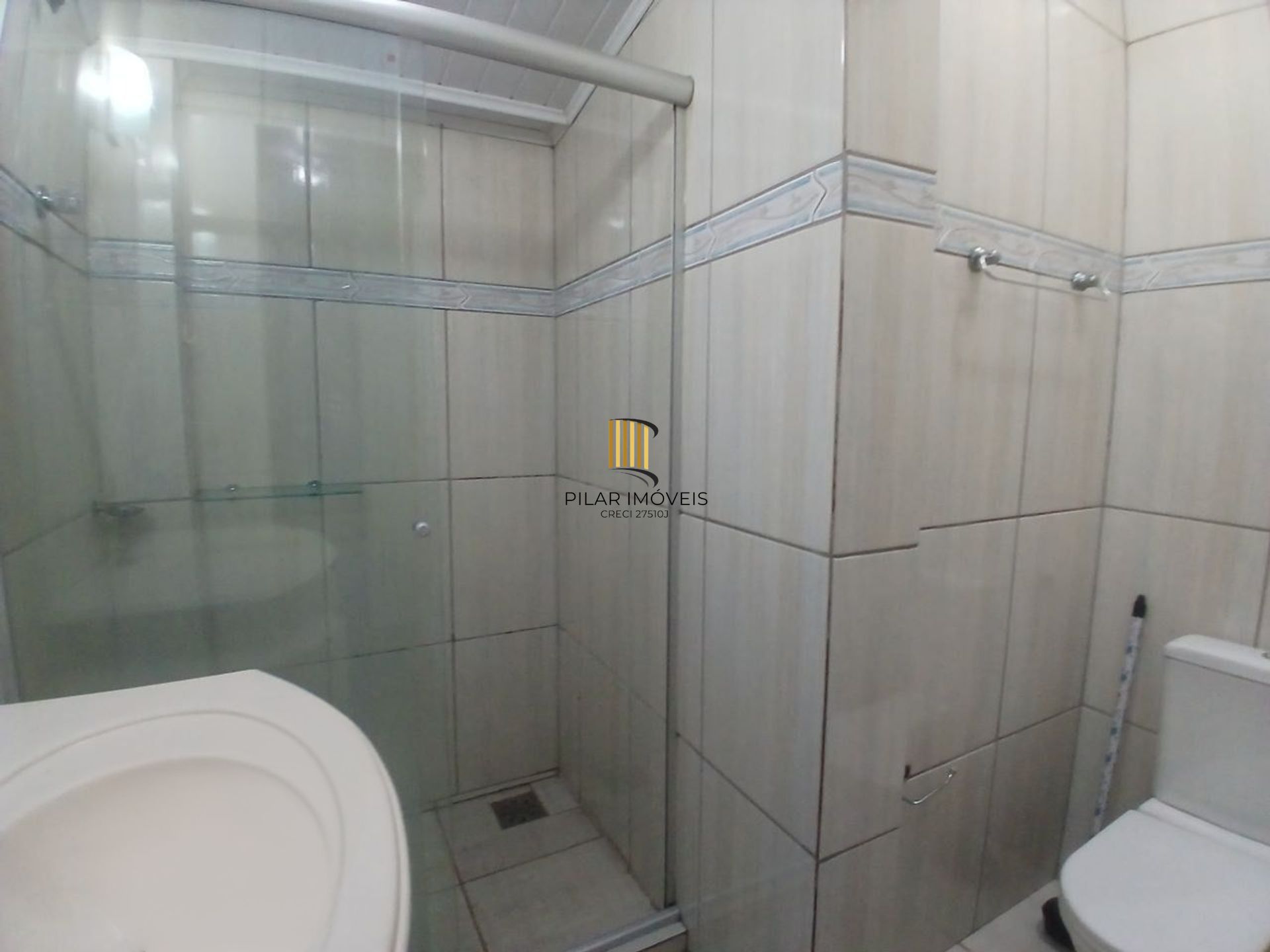 Casa de 3 dormitórios, piscina e 4 vagas de garagem em Canoas.