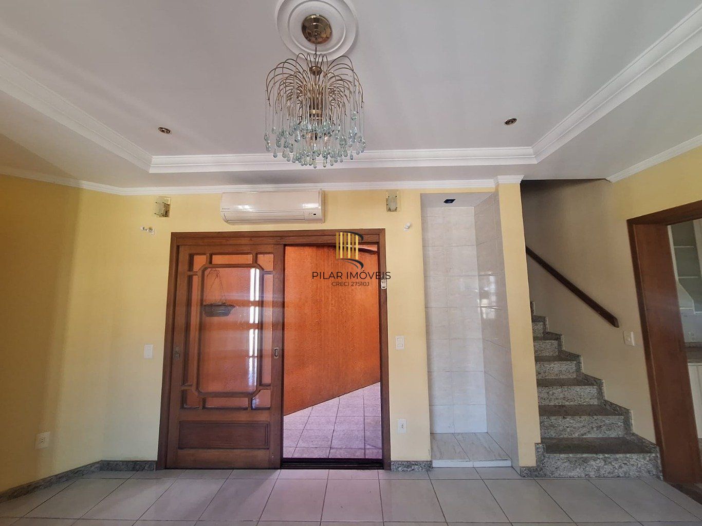 Casa 5 dormitórios, 1 suíte,  piscina e 2 vaga de garagem em Canoas.