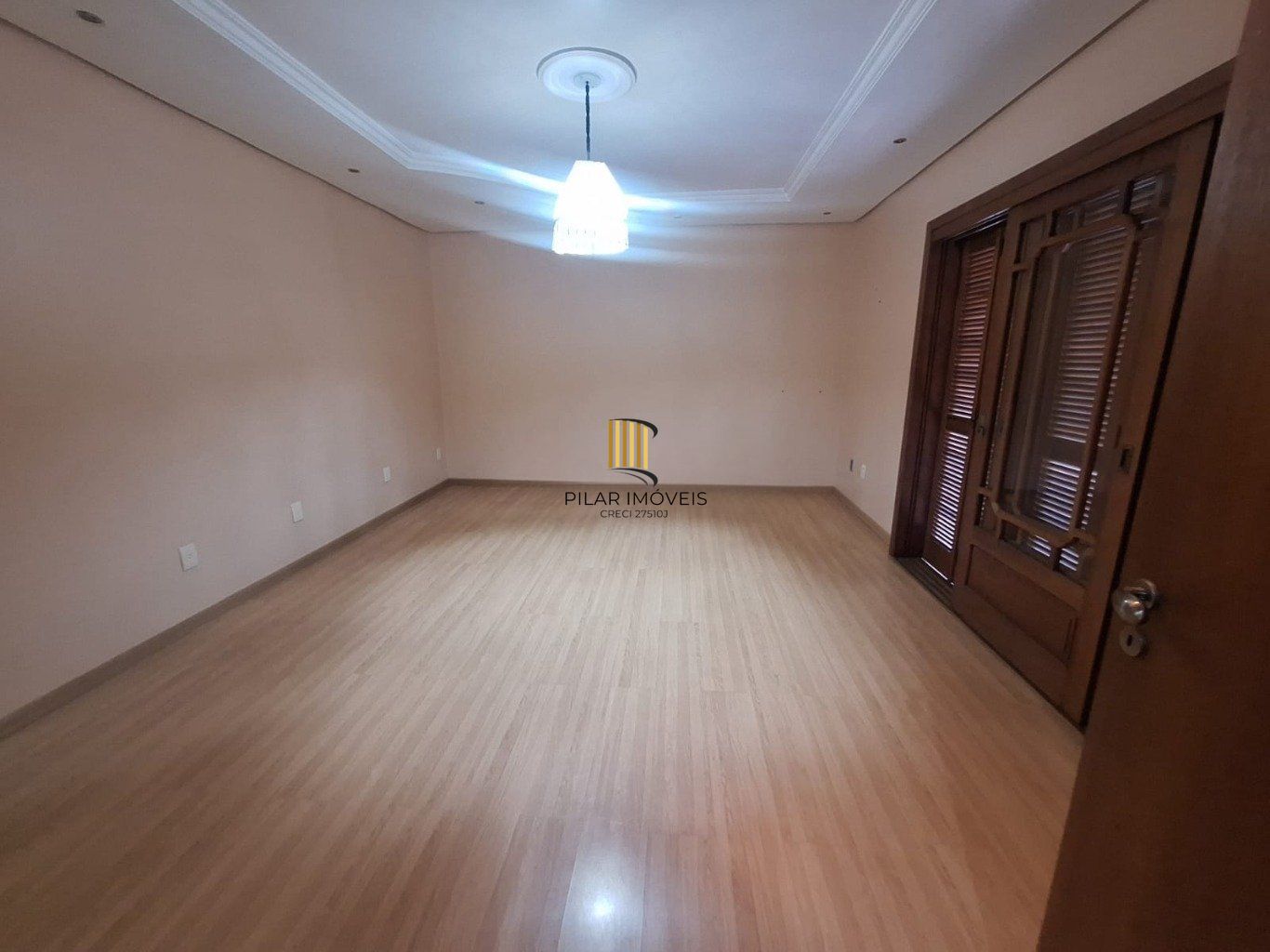 Casa 5 dormitórios, 1 suíte,  piscina e 2 vaga de garagem em Canoas.