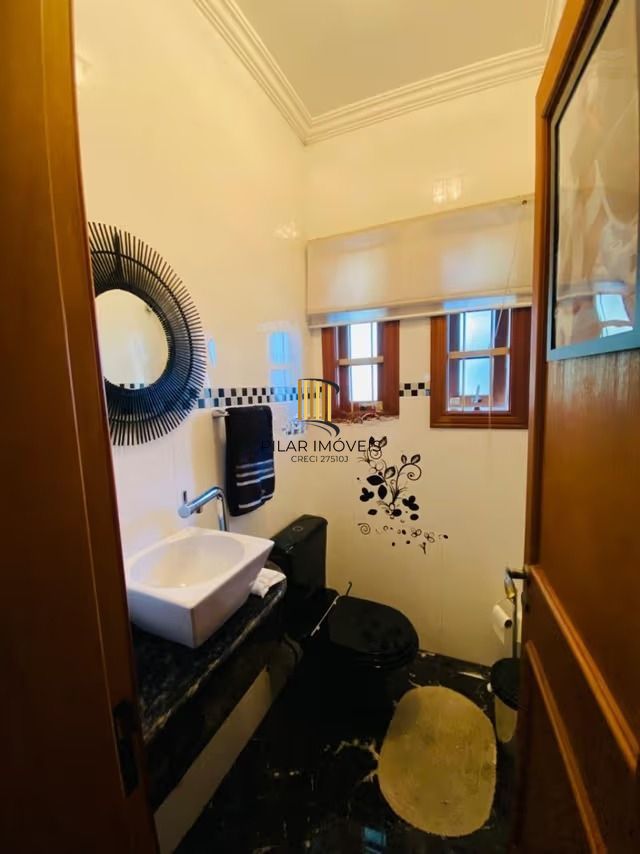 Casa de 3 dormitórios, elevador e 3 vagas de garagem em Canoas.