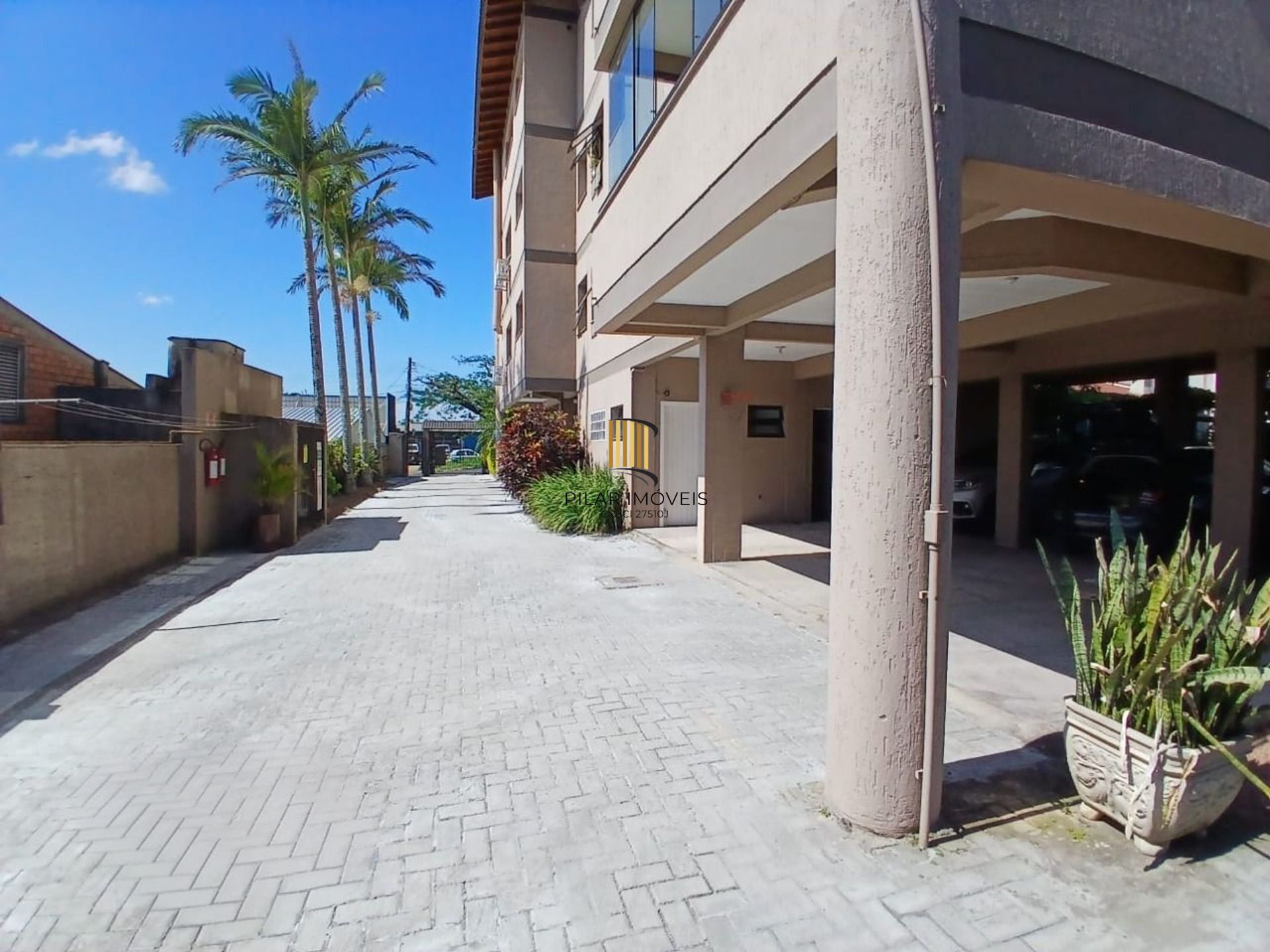 Cobertura com 4 quartos, 1 suíte, 4 vagas e elevador no bairro Igara Canoas.