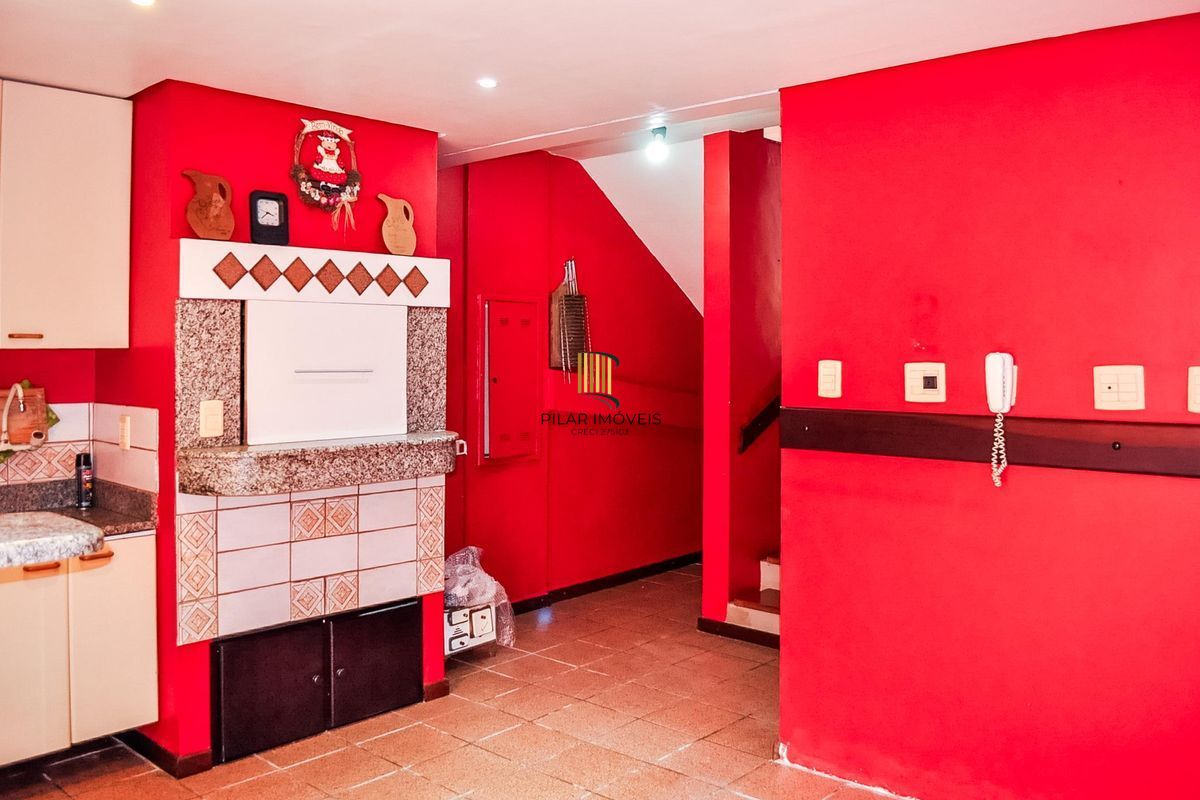 Ótima Casa condomínio pronta para morar, semi mobiliada, Bairro Menino Deus