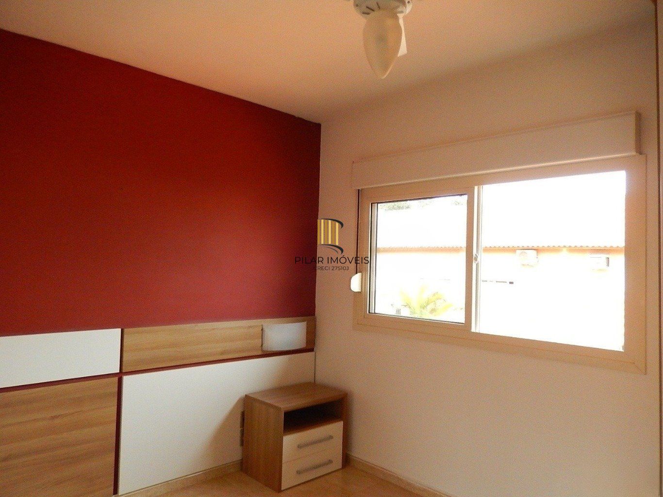 Casa em condomínio com 2 dormitórios, escada e 1 vaga de garagem.