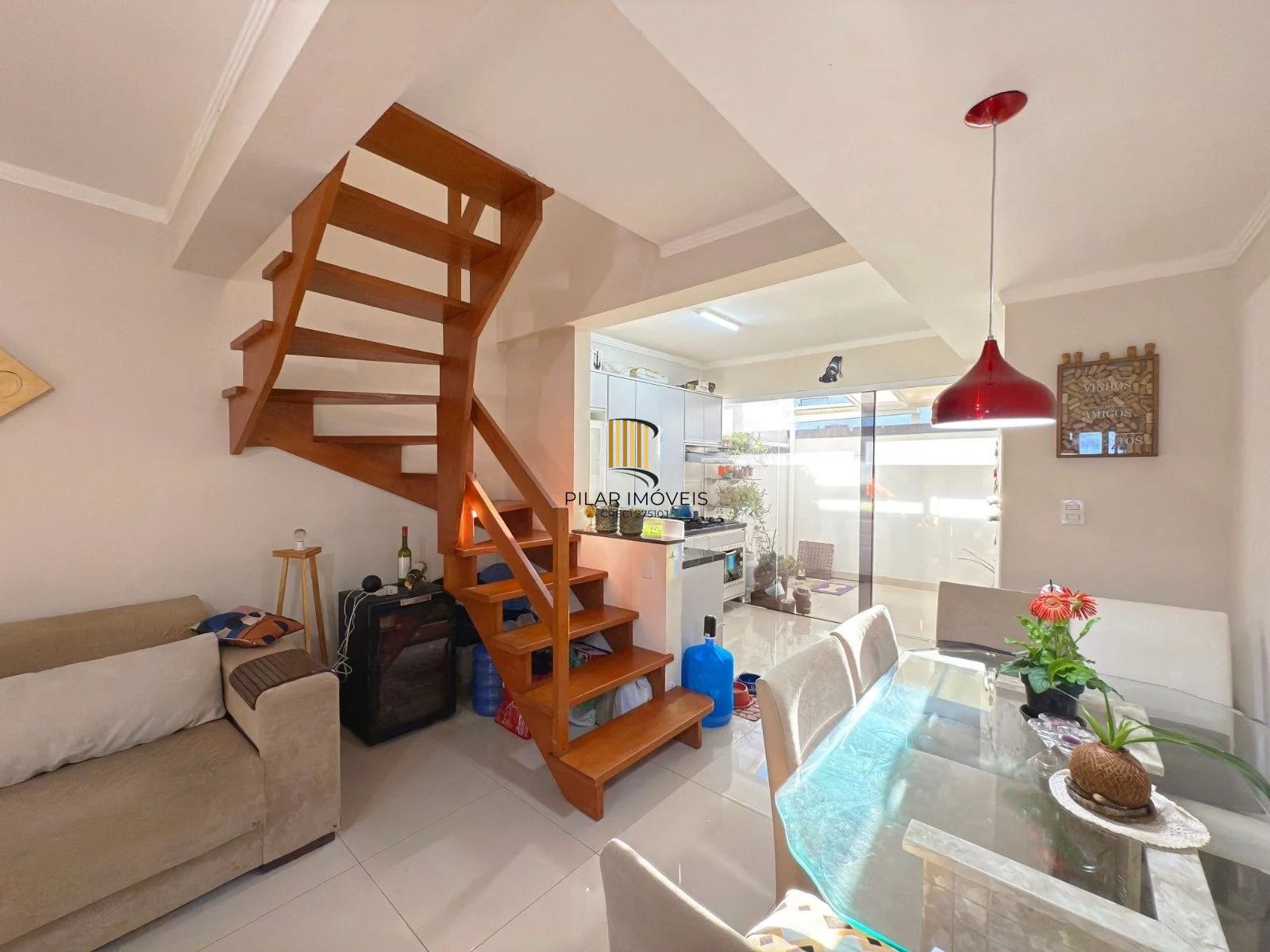 Casa com 2 quartos, 3 banheiros, pátio e churrasqueira no bairro Serraria