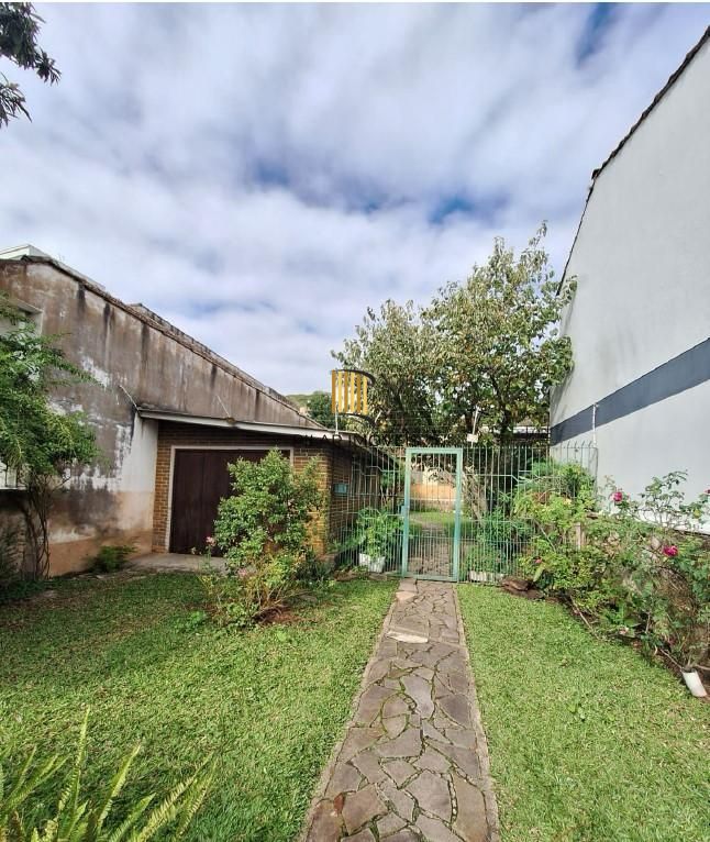 Casa com Terreno de 213m² na Azenha em Porto Alegre