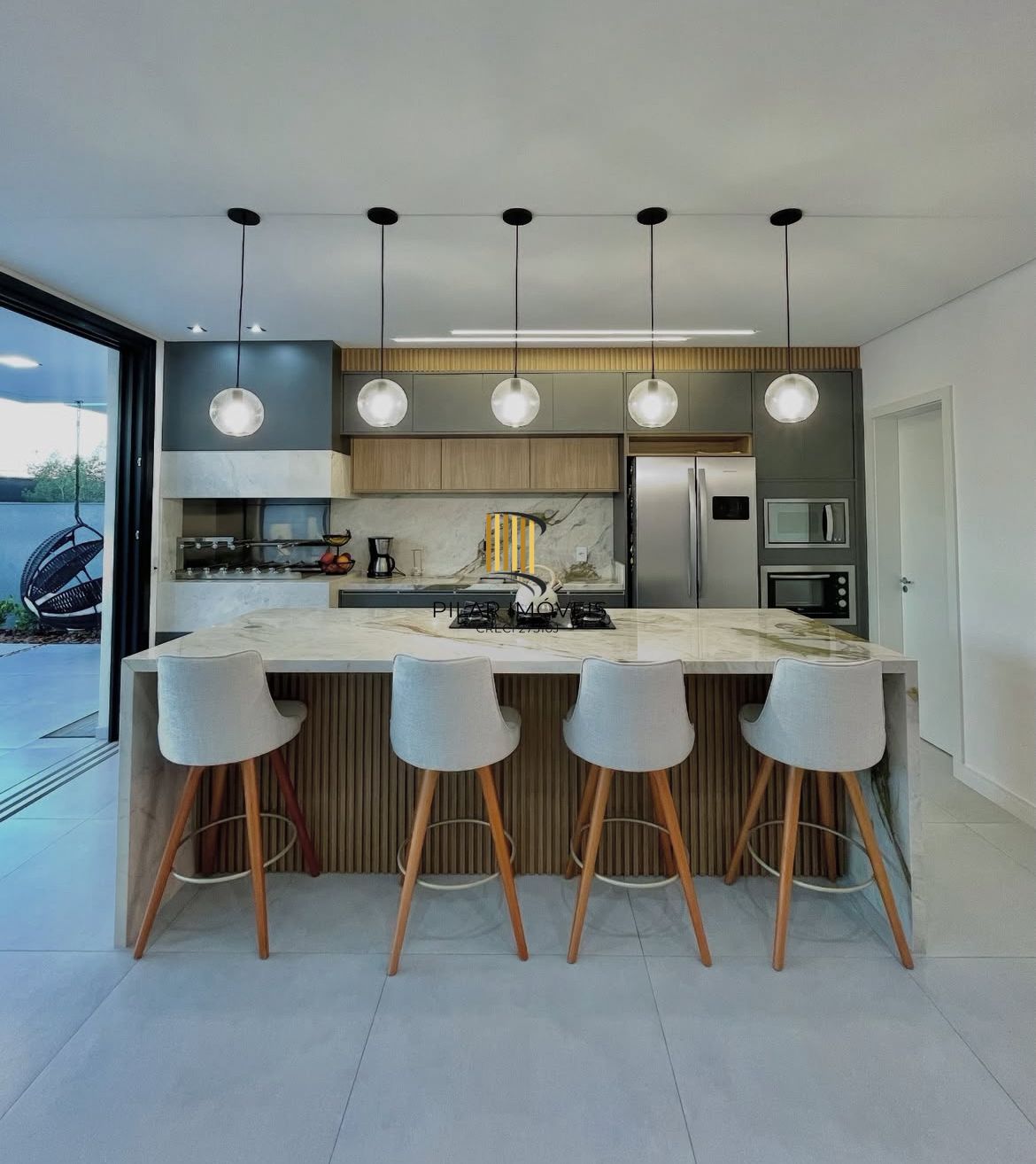 Casa Alto Padrão com 3 Suítes e Piscina no Alphaville