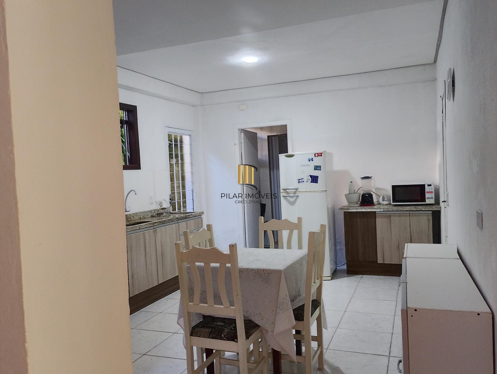 Casa com 3 quartos, 4 vagas de garagem e com pátio no bairro Parque Santa Fé