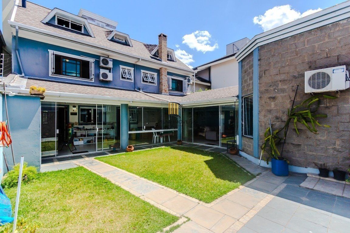 Casa de 4 dormitórios, sendo 1 suíte e 4 vagas de garagem em Canoas.