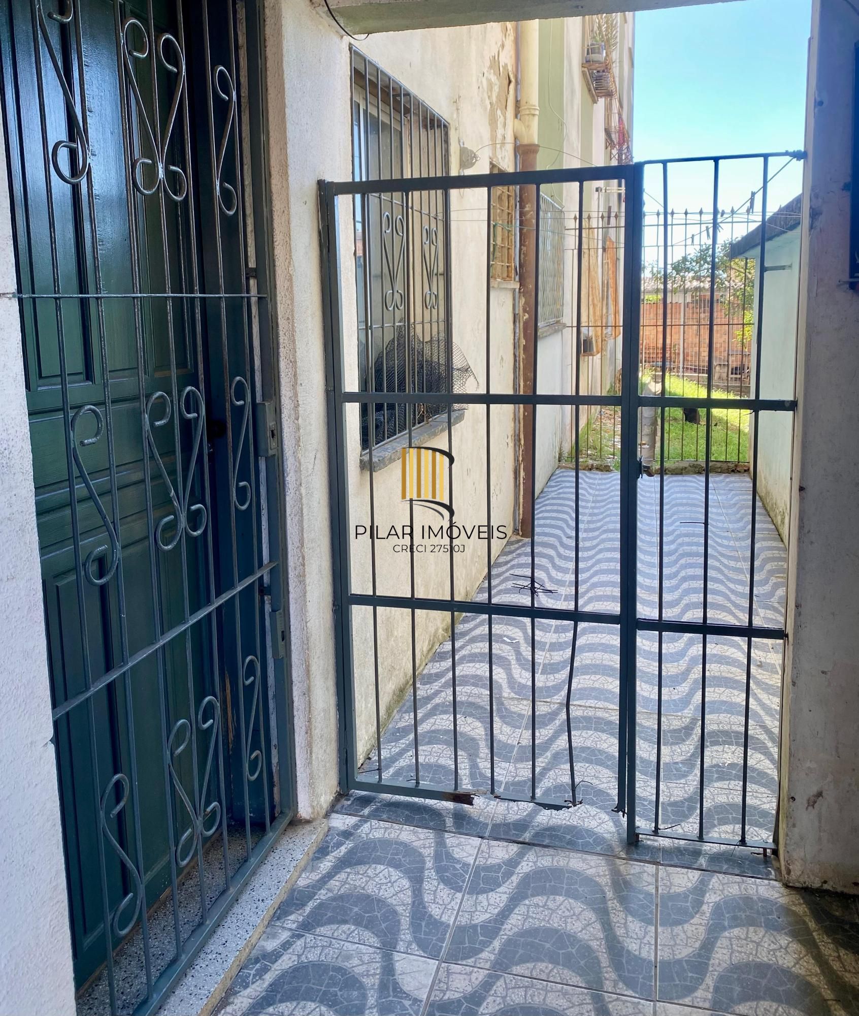Apartamento Térreo, com 2 quartos, portaria e pátio  no bairro Rubem Berta