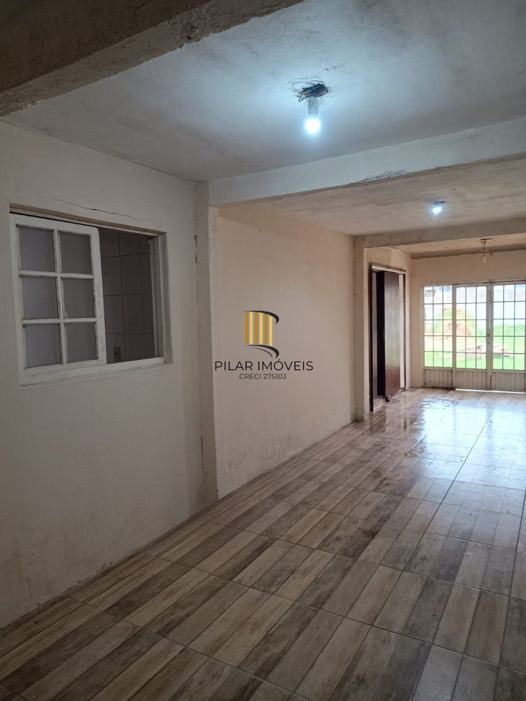 Casa com 2 dormitórios e 2 vagas de garagem em Canoas.