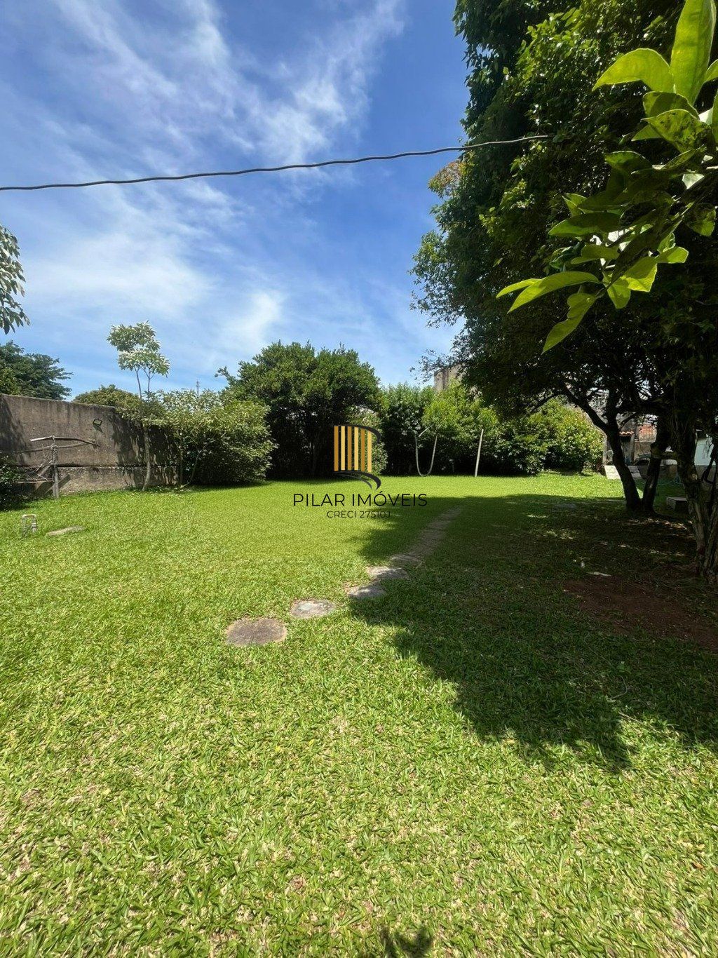 Casa de 3 dormitórios e 4 vagas de garagem em Cachoeirinha.