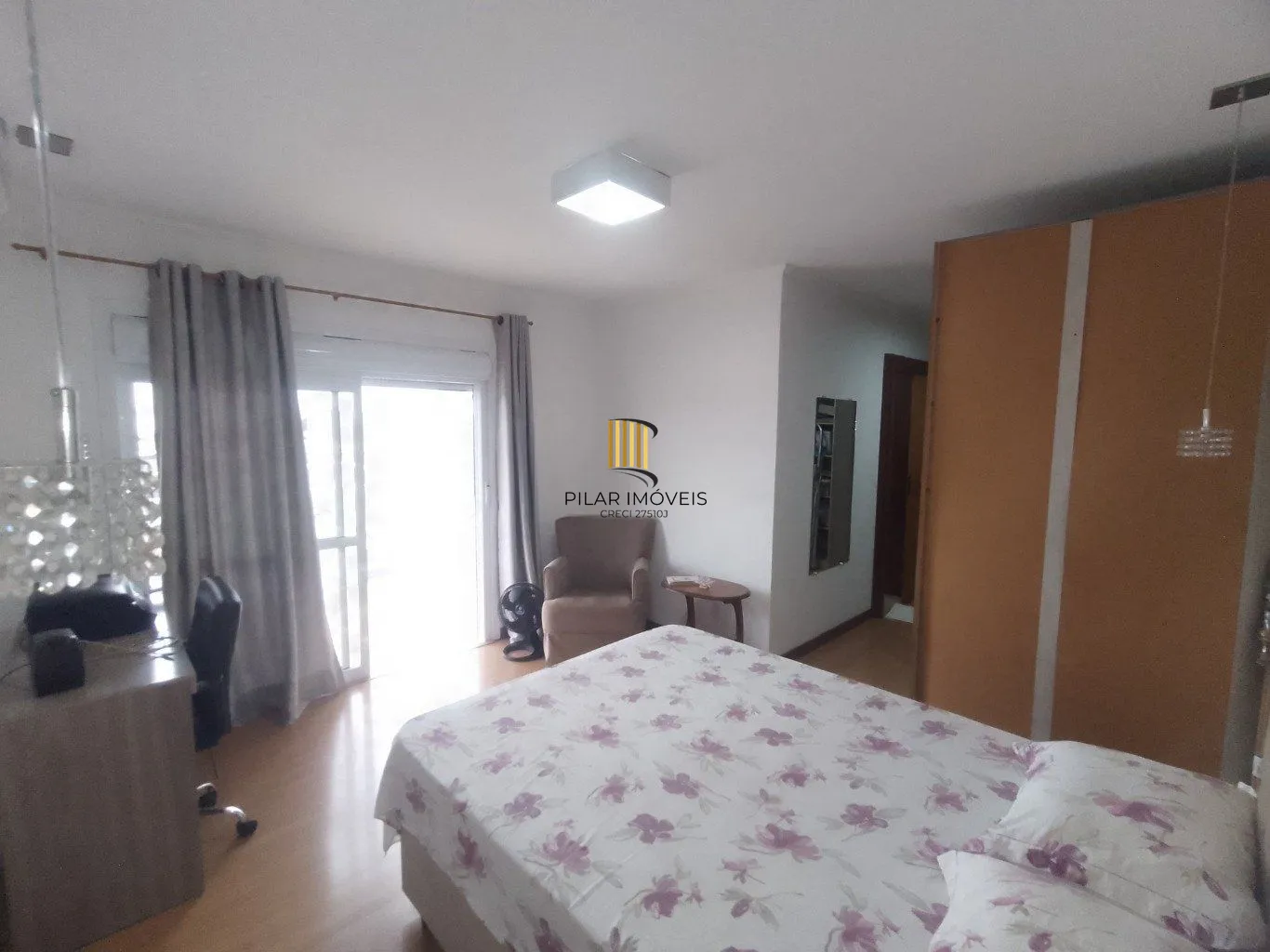Casa de 5 dormitórios, piscina e 4 vagas de garagem em Canoas.