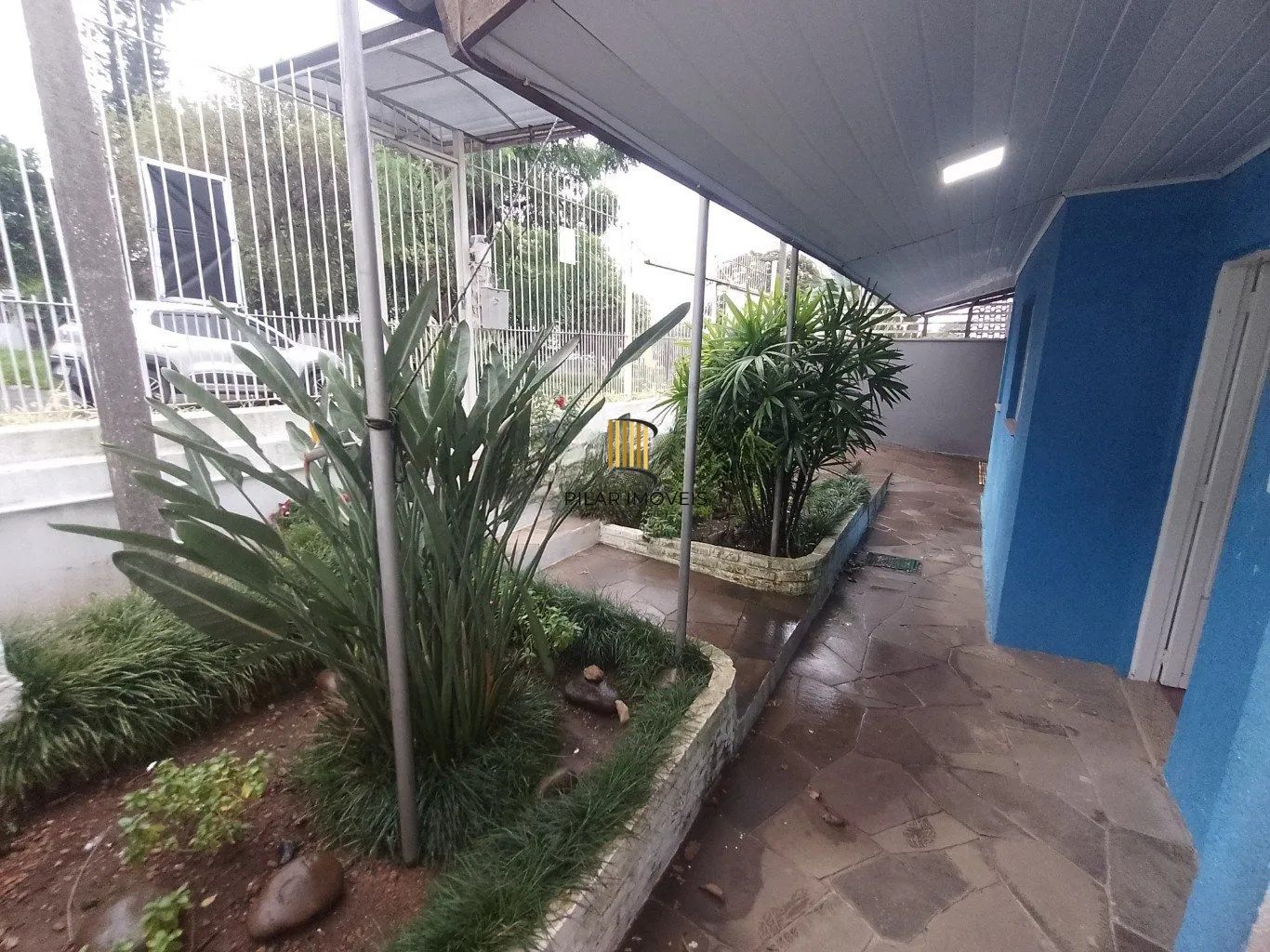Casa de 5 dormitórios, piscina e 4 vagas de garagem em Canoas.