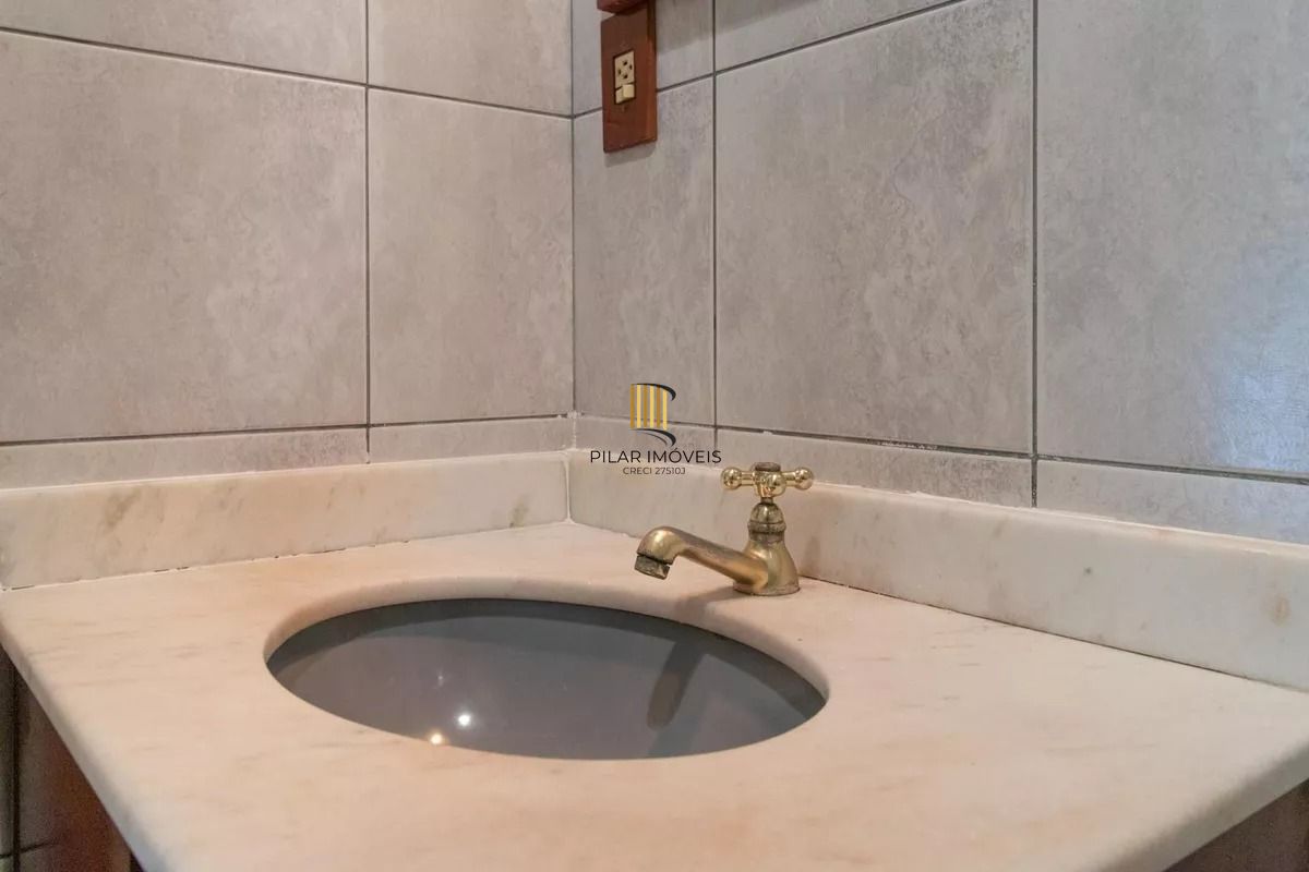 Apartamento 2 dormitórios no Partenon com sacada e 60m²
