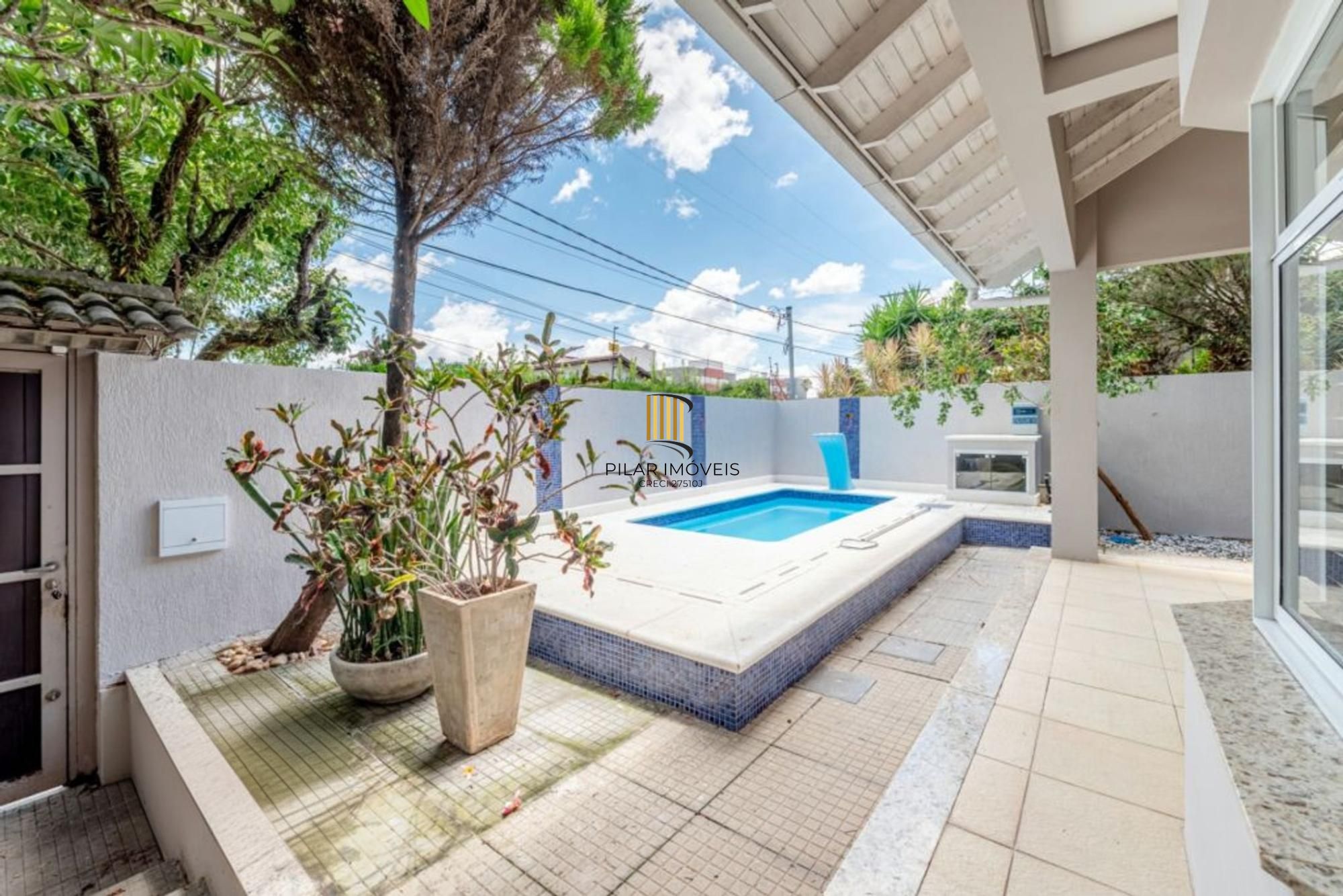 Casa 3 Dormitórios com Suíte e Piscina no Teresópolis