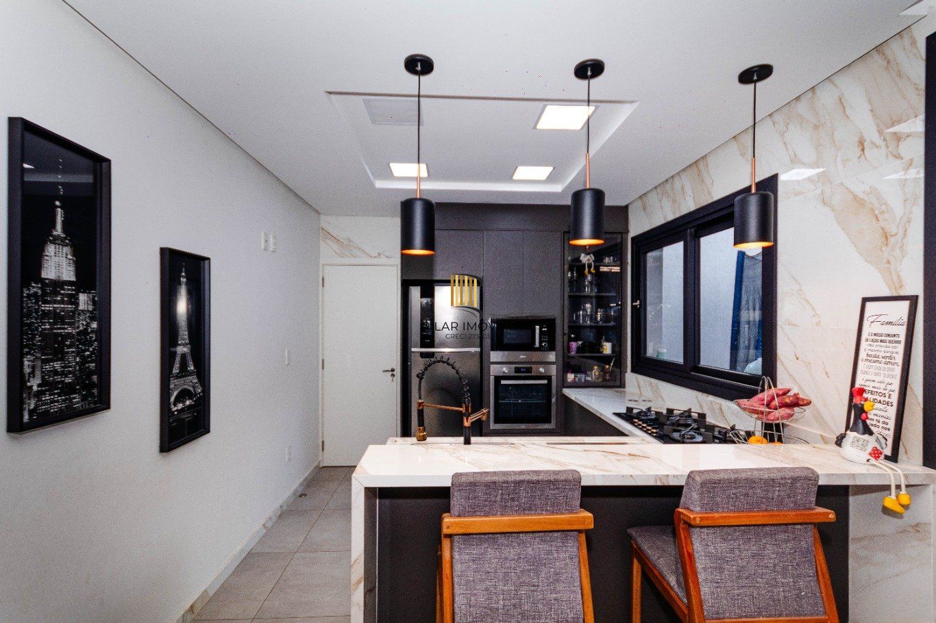 Casa com 4 quartos e 4 vagas  em Canoas.