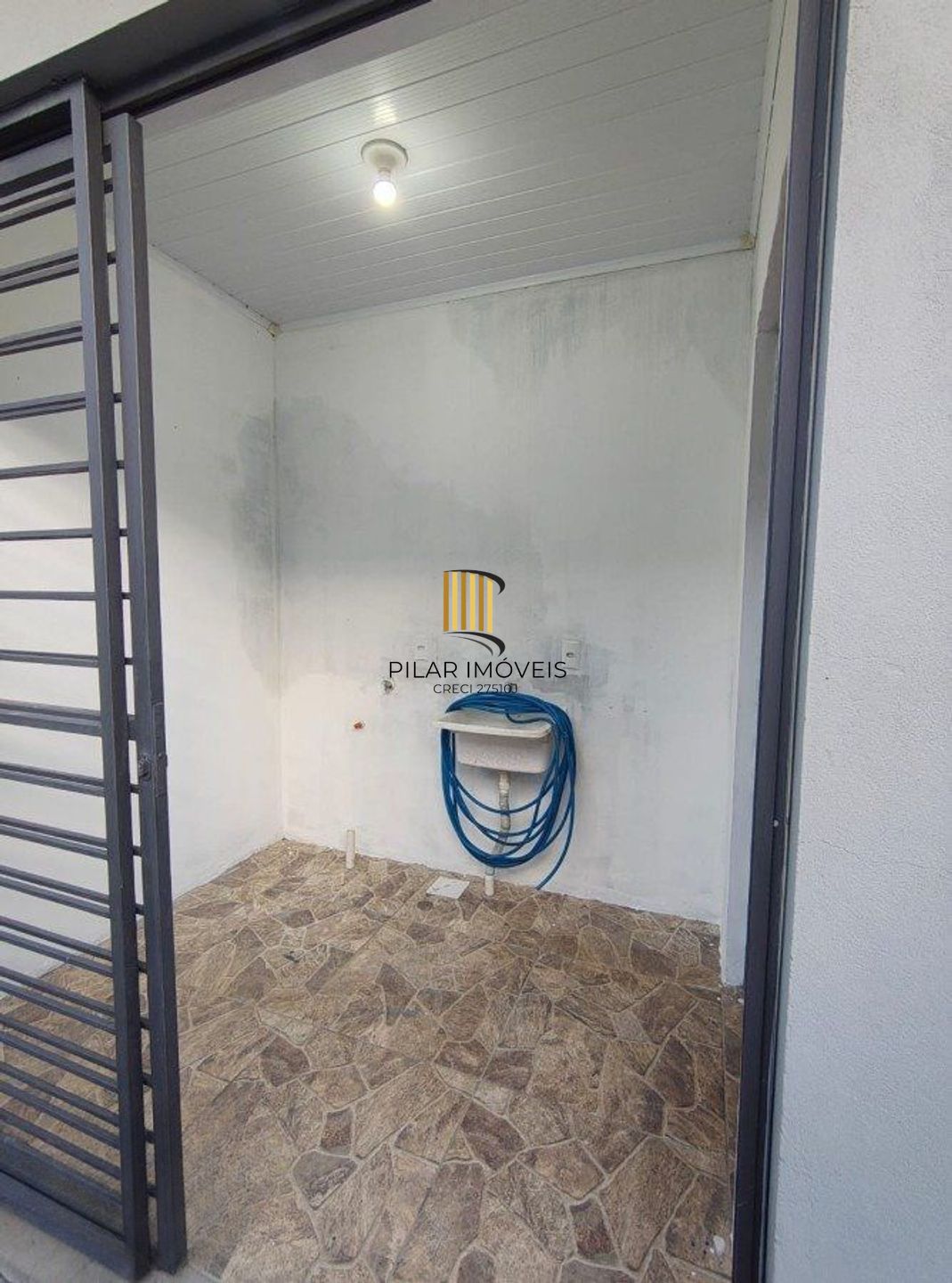 Casa com Lage, 3 dormitórios, 2 vagas de garagem no bairro Guajuviras.