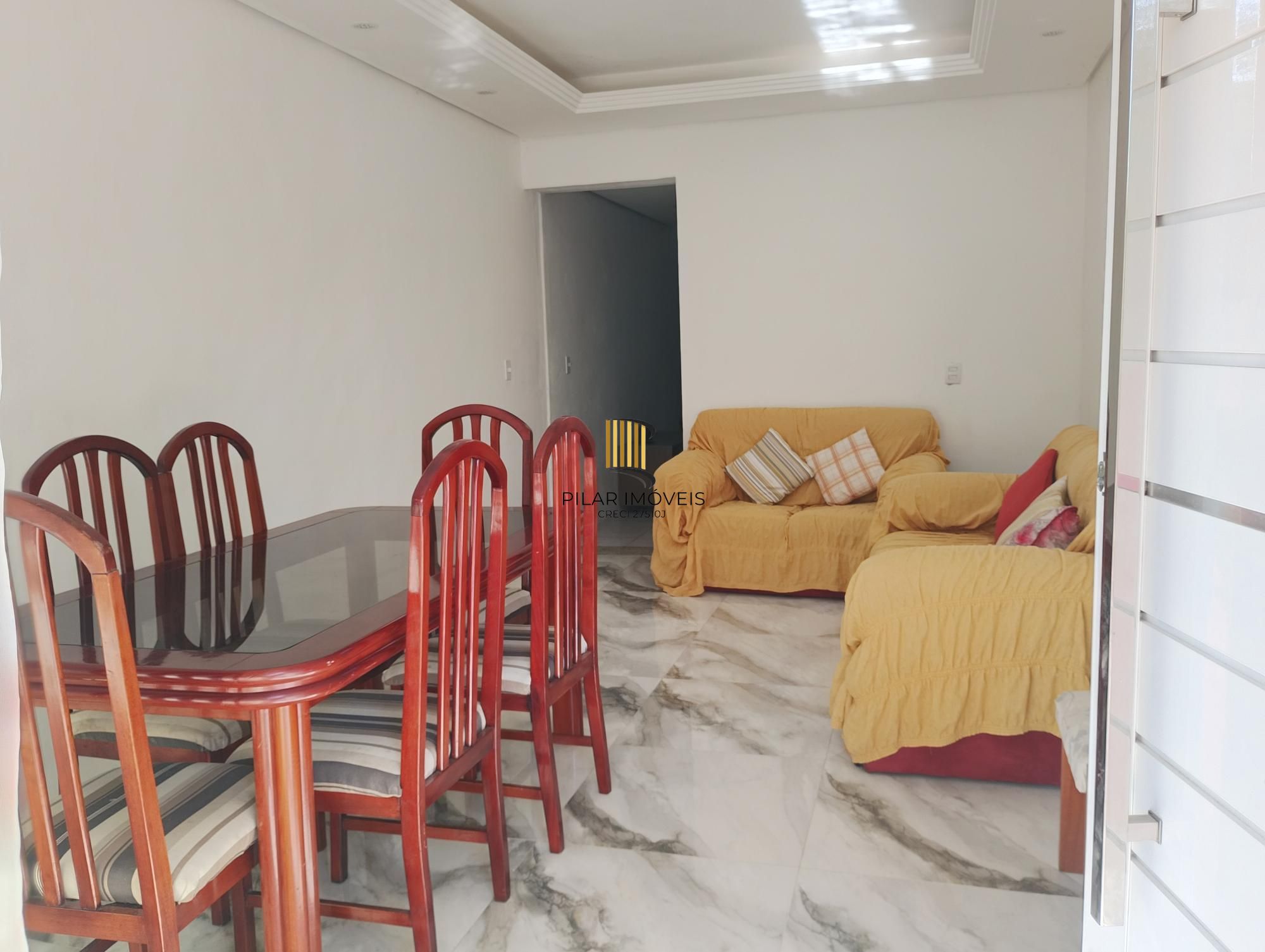 Casa com 3 quartos, 4 vagas de garagem e com pátio no bairro Parque Santa Fé