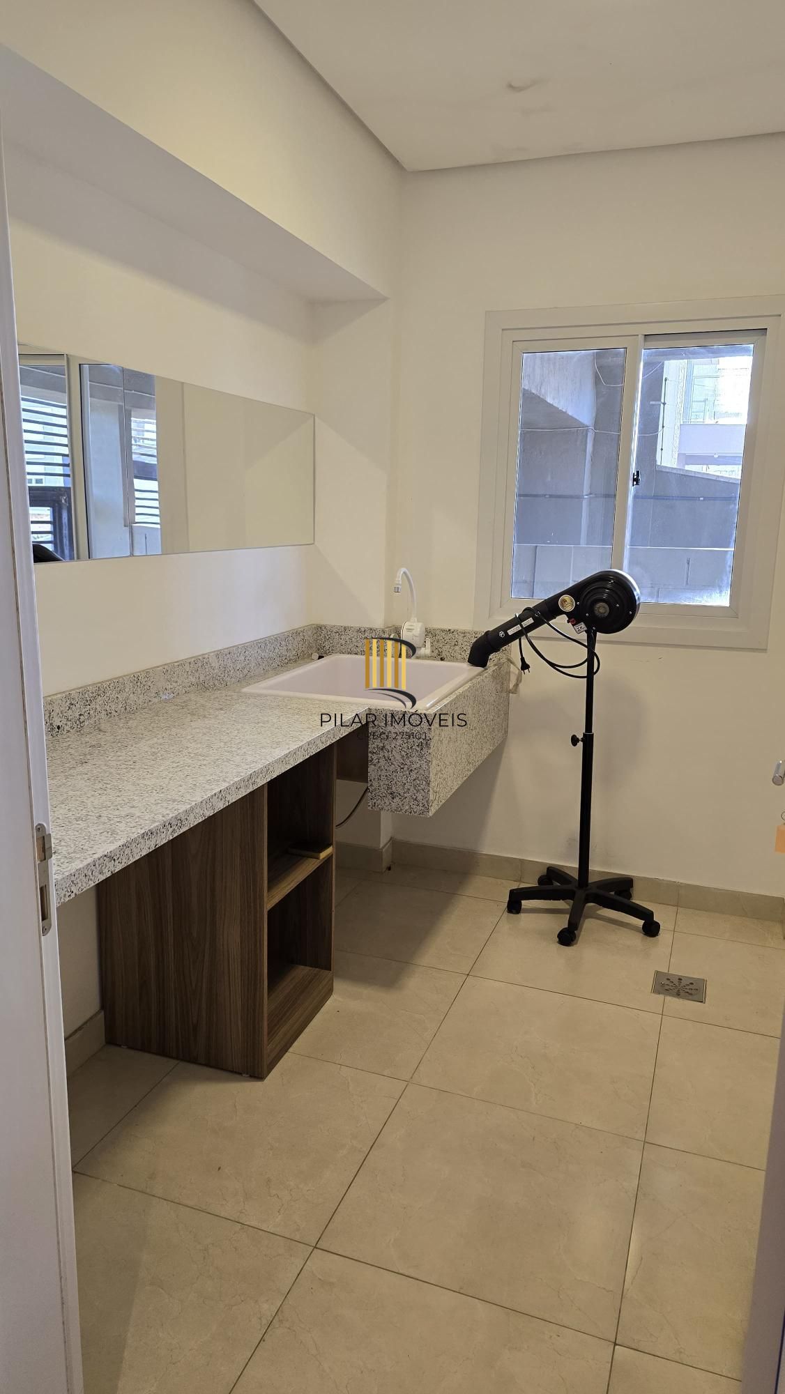 Apartamento semimobiliado com 2 dormitórios (1 suíte) em Gravataí