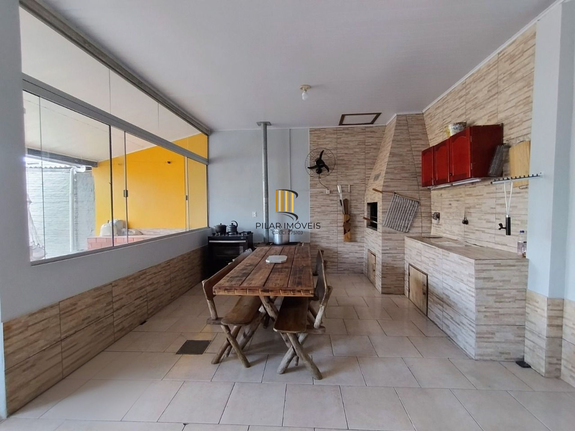 Casa de 4 dormitórios e 4 vagas de garagem em Canoas.