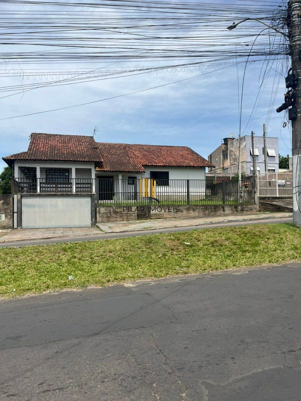 Casa de 3 dormitórios e 4 vagas de garagem em Cachoeirinha. - Pilar Imóveis