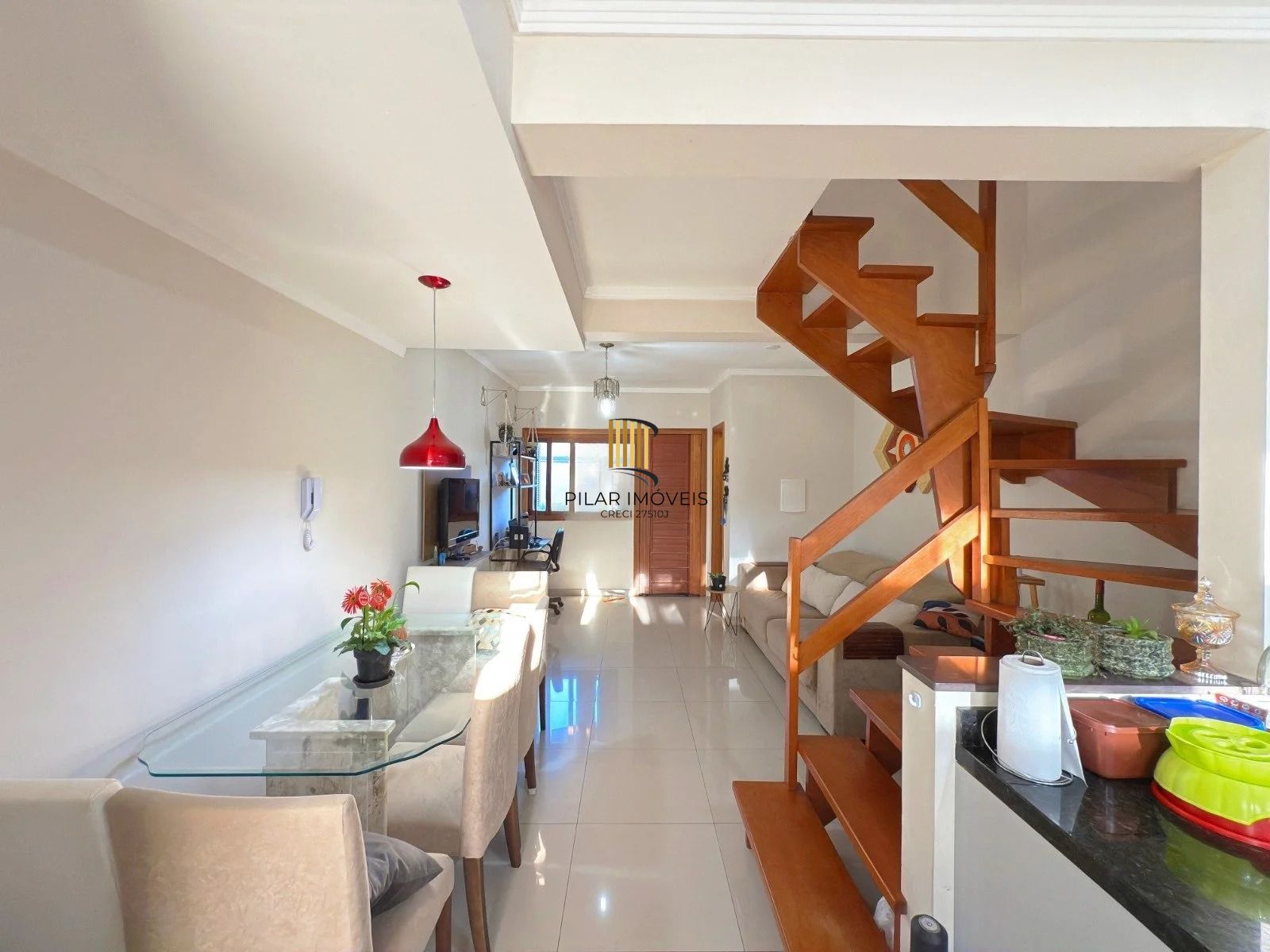 Casa com 2 quartos, 3 banheiros, pátio e churrasqueira no bairro Serraria