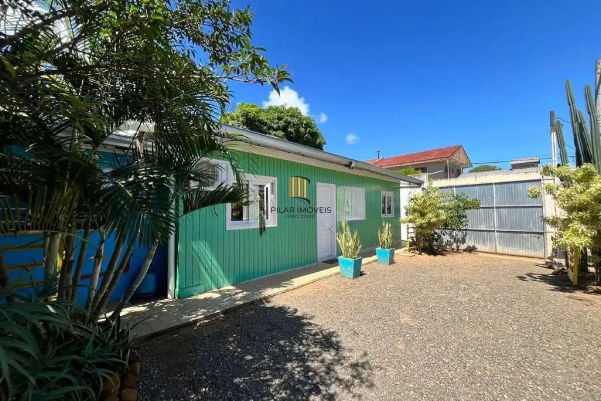 Casa com 3 quartos, vaga coberta e com muro no bairro Campos Novo