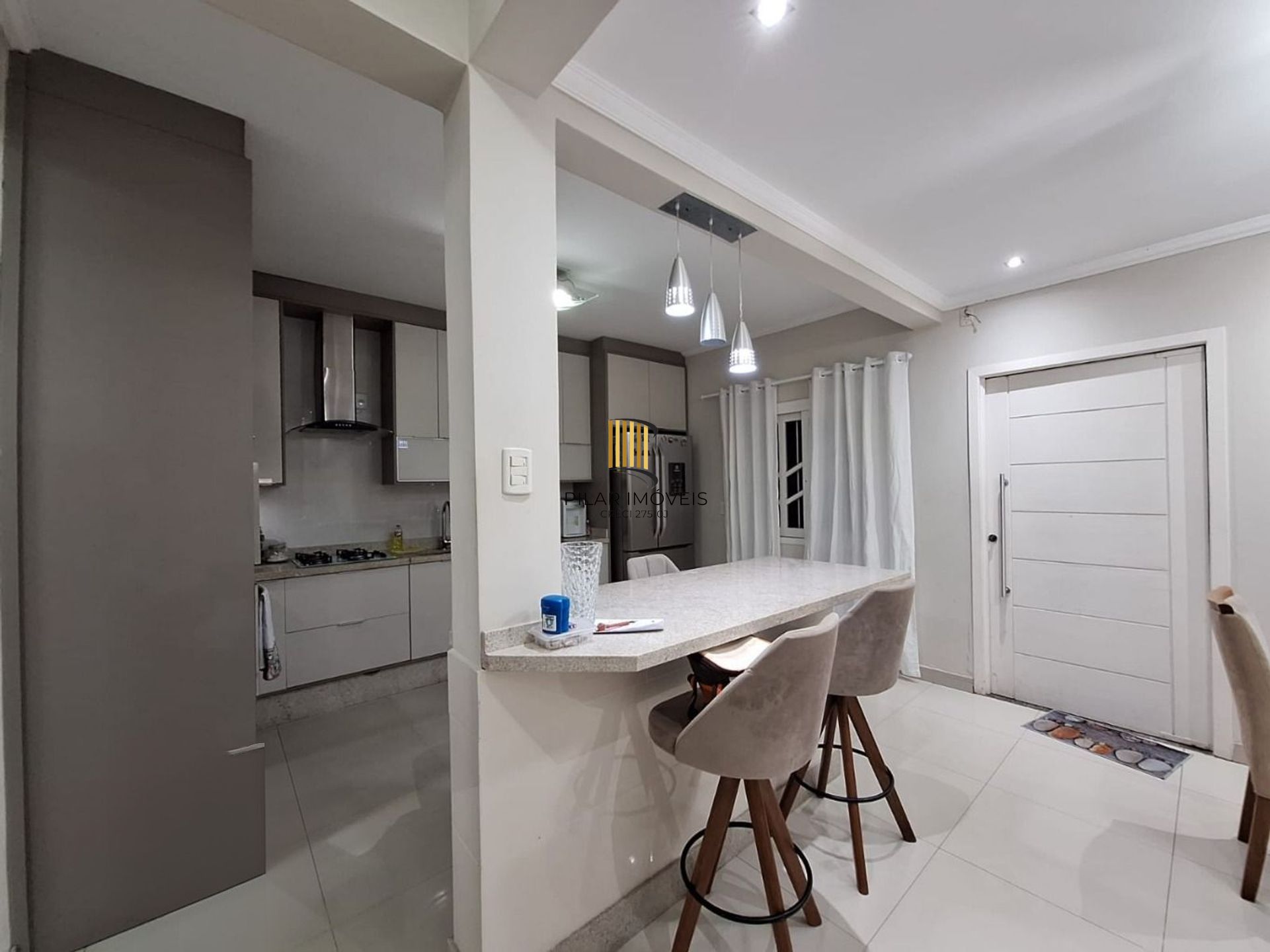 Casa de 2 pisos, 3 dormitórios e 2 vagas de garagem coberta em Canoas.