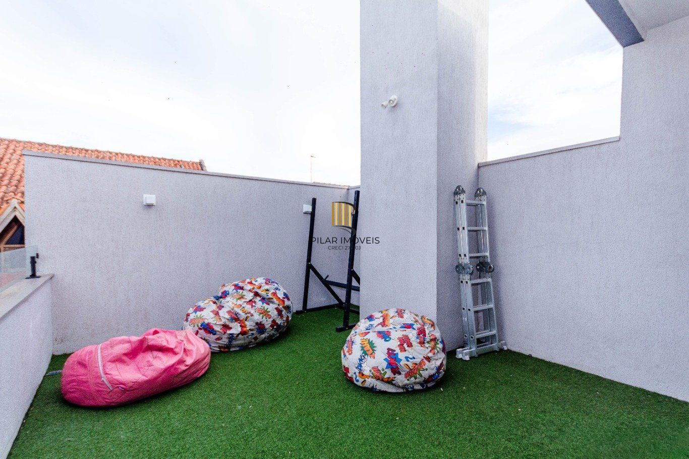 Casa com 4 quartos e 4 vagas  em Canoas.