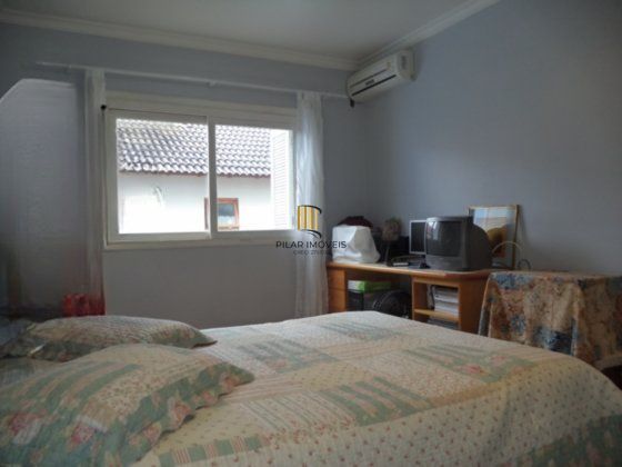 Casa com 4 dormitórios, 1 suíte, 260 m² privativos, 3 vagas no Ecoville.