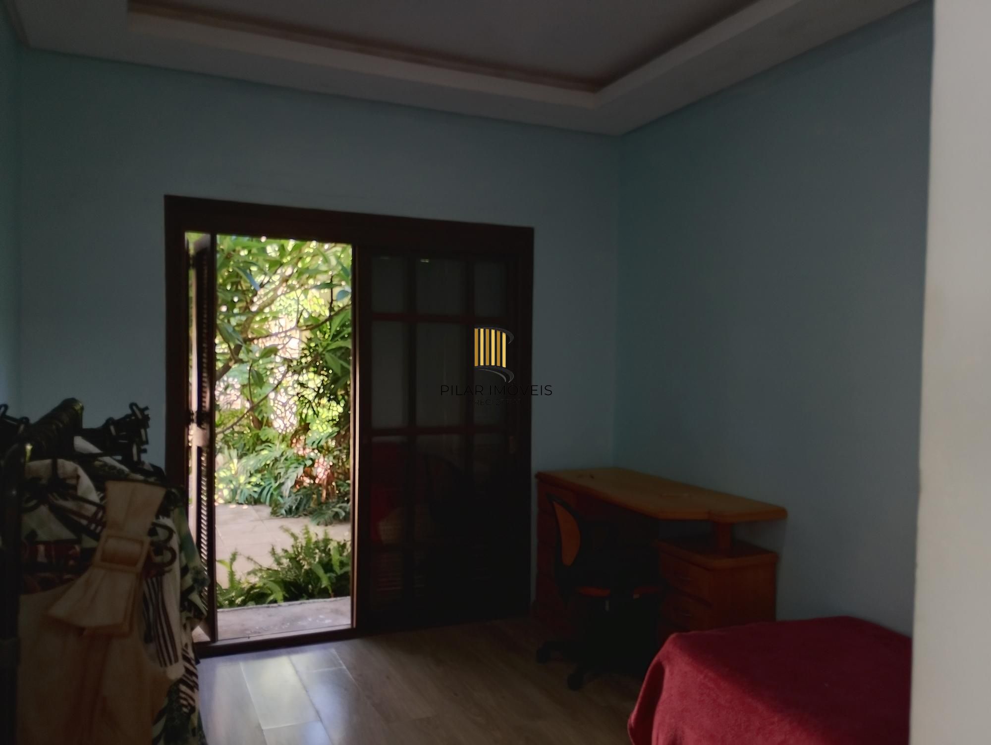 Casa com 3 quartos, 4 vagas de garagem e com pátio no bairro Parque Santa Fé