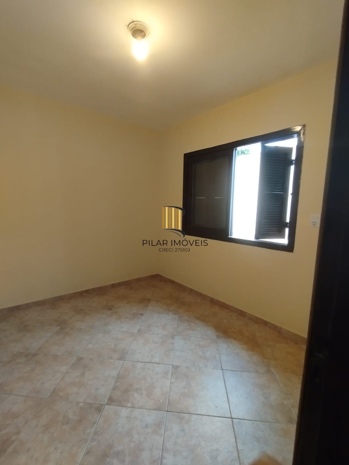 Casa de 4 dormitórios e 2 vagas de garagem em Canoas.