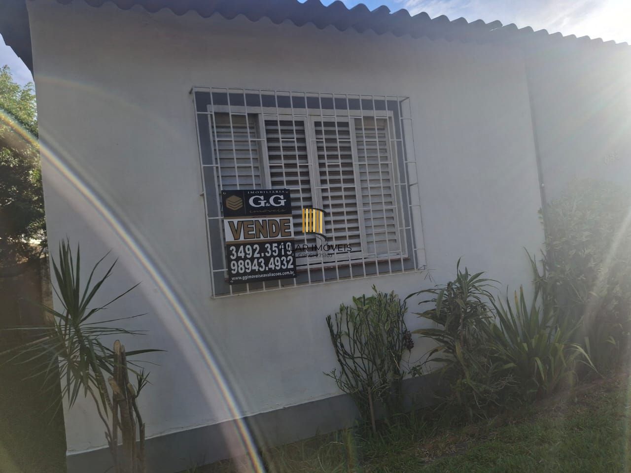 Casa 2 dormitórios com pátio e 3 vagas no Camaquã