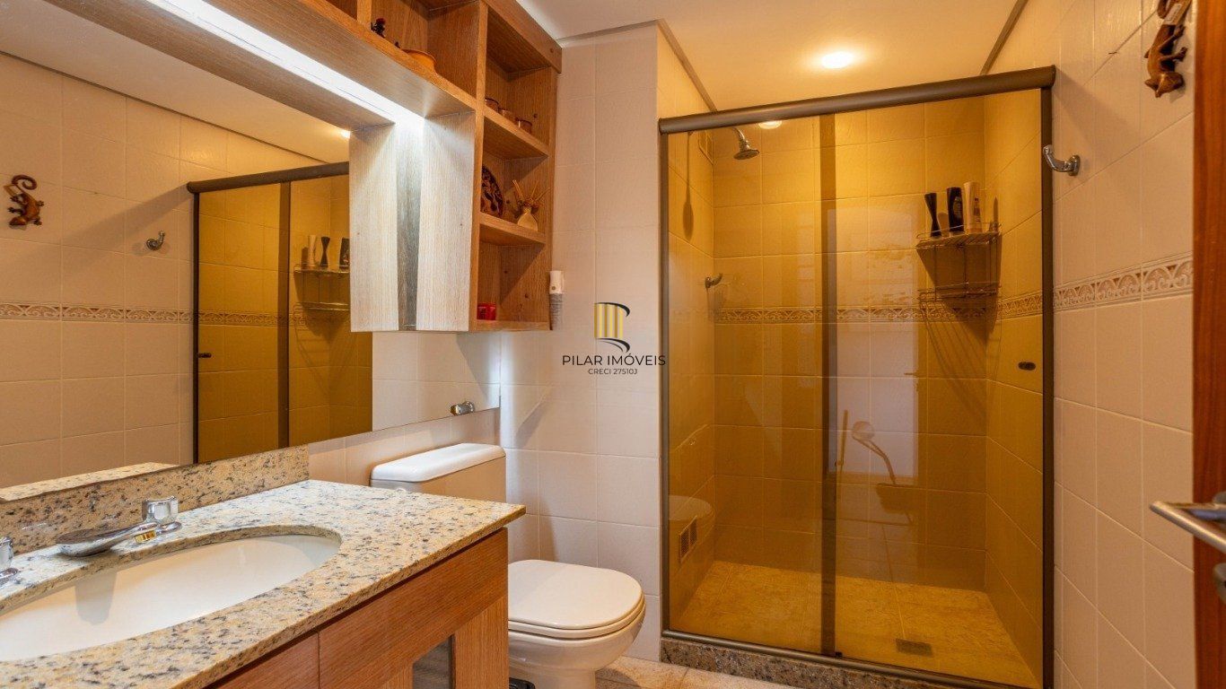 Cobertura com 3 Quartos, 1 suíte, 2 vagas e 211m²  no Petrópolis.