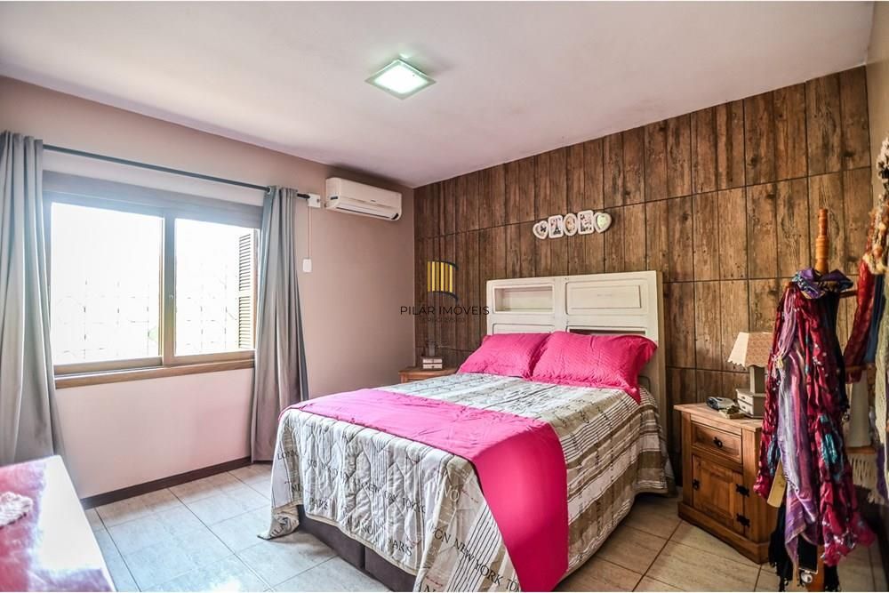 Casa em condomínio fechado de 2 quartos, suíte, 2 vagas no bairro Guarujá